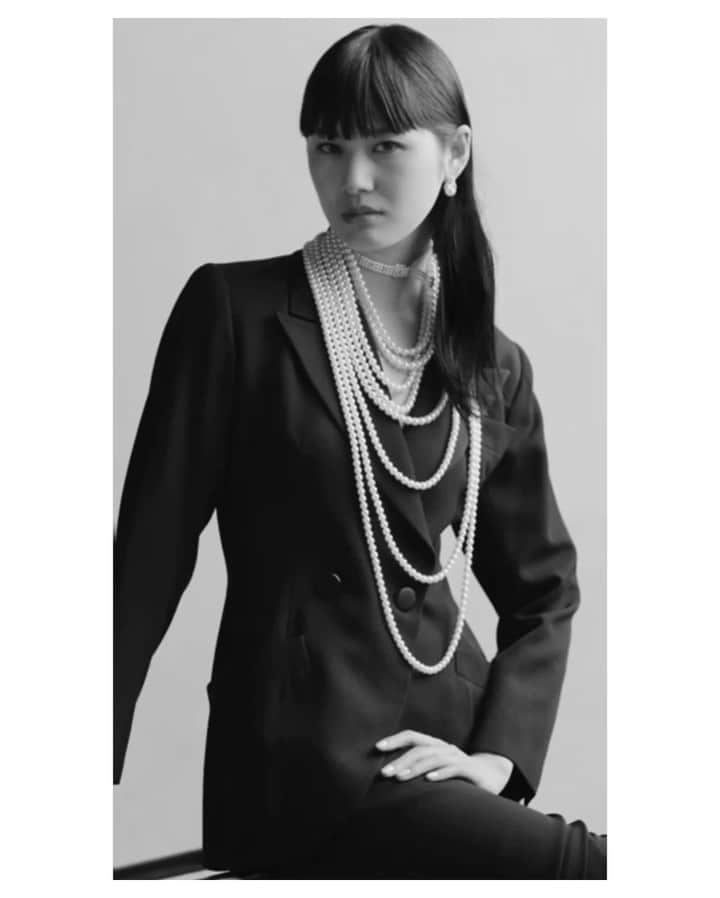 新井貴子のインスタグラム：「◻️◼️MIKIMOTO 2021◼️◻️  Photo by @takayofficial  Styled by @yoshi_miyamasu  Make-up by @atsushikokawa  Hair by @arigatoyoda   @official_mikimoto」