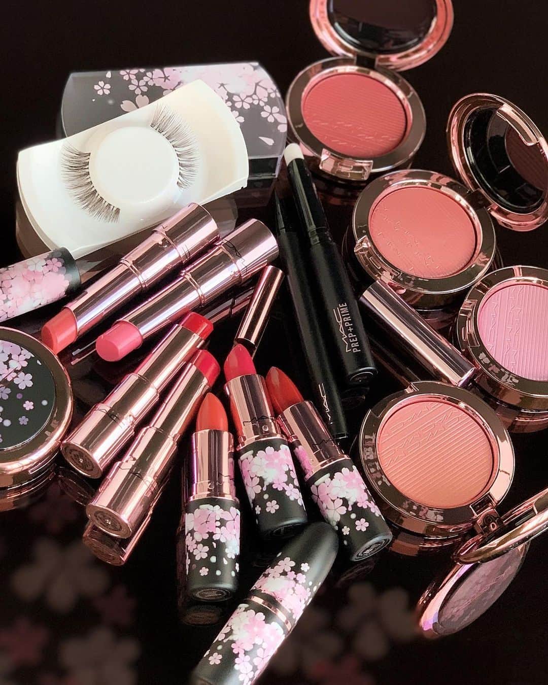M∙A∙C Cosmetics Japanのインスタグラム：「【公式オンライン先行発売まであと2日！】 夜桜からインスパイアされたムード溢れるコレクション「ブラックチェリー」が3月4日(木)にオンライン先行で発売✨ ㅤ アイ・リップ・フェイスを鮮やかに彩るカラーコレクションで短い桜のシーズンを幸せのひとときに😘 ㅤ 🌸M･A･C BLACK CHERRY🌸 ☑︎リップスティック(限定3色) 税込3,630円 ☑︎グロー プレイ リップ バーム(限定4色) 税込3,630円 ☑︎エクストラ ディメンション ブラッシュ(限定4色) 税込4,180円 ☑︎M∙A∙C プレップ プライム リップ 税込2,970円 ☑︎フィックス＋ CBM 税込3,410円 ☑︎ブラシストローク ライナー ブラシブラック 税込3,520円 ☑︎アイ ラッシュ # 36 ドリームガール ラッシュ 税込1,980円 ㅤ *3月4日(木) 公式オンラインショップ先行発売 ※午前10時発売予定。システムの影響により、多少前後する可能性がございます。何卒ご了承ください。 *3月5日(金) 全国発売 ㅤ #MACBLACKCHERRY #MACブラックチェリー #桜コスメ #MAC」