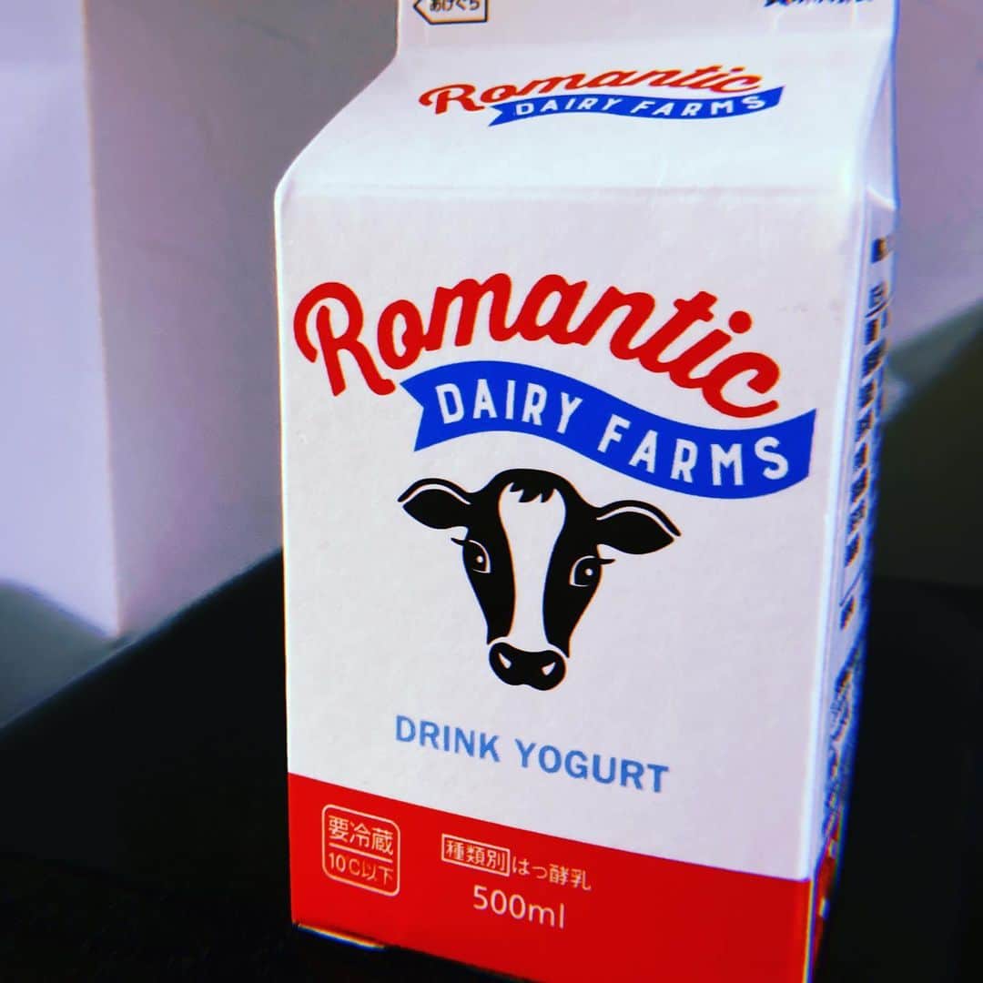 佐伯日菜子のインスタグラム：「ある日の #ロマンチック  #飲むヨーグルト  #かわいい  #丑年  #ロマンチスト  #ラッシー の方が #好き」
