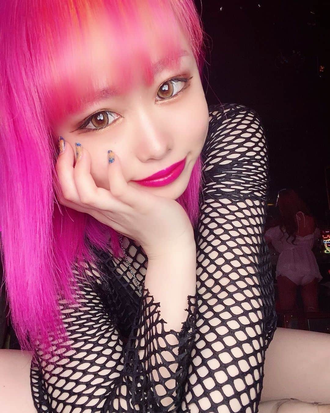 MANAさんのインスタグラム写真 - (MANAInstagram)「． もっとオレンジ増やしたい…💭  後ろには @nanase_burlesque ちゃん❤️🤫  #パリオン #partyon  #エンタメ活動を止めない  #pinkgram #instagram #instalike #instagood #l4l  #ナイトクラブ #東京 #六本木 #roppongi  #バーレスク東京 #burlesque #burlesquetokyo #18歳 #最年少 #dancer  #showdancer #gogodancer  #pink #pinkhair #💗 #orange #orangehair #🧡  #派手髪」3月2日 21時22分 - __.princessbaby
