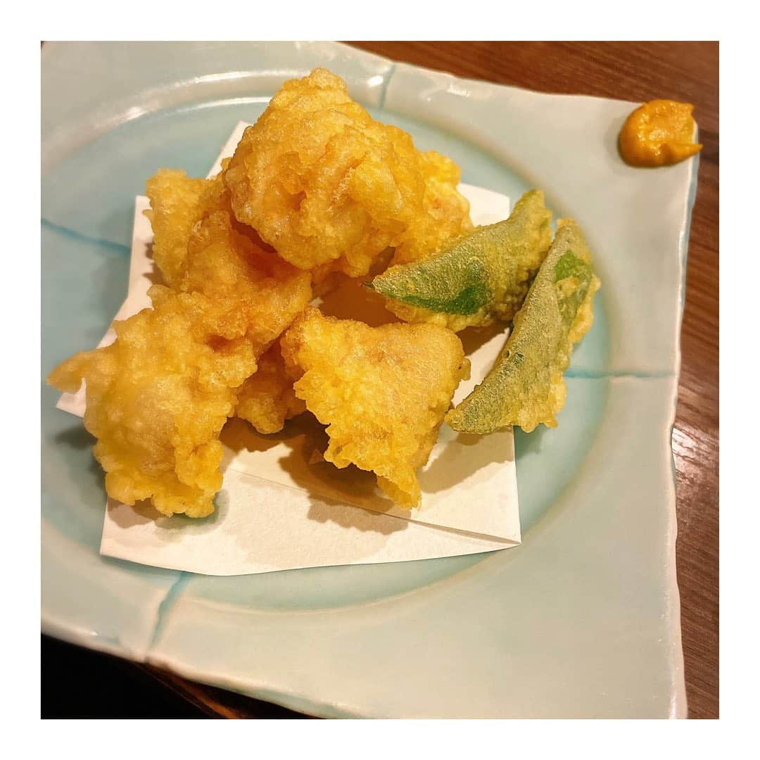 新木さくらさんのインスタグラム写真 - (新木さくらInstagram)「今日紹介するお店は﻿ ﻿ ﻿ ﻿ 【　#大分の旬 大玖　】﻿ ﻿ ﻿ ﻿ 大分県玖珠町にある店主の実家でとれた米、野菜を週２回程、直送しています。豊後牛・黒豚をはじめ、大分産の食材にとにかくこだわったお店です。「とり天」や「だんご汁」、「りゅうきゅう」など、大分の郷土料理も堪能でき、大分の酒も取りそろえています。お座敷（10名様まで）の他、カウンターもあり、店主との会話も弾む和やかな雰囲気のお店です！！﻿ ﻿ ﻿ ﻿ ﻿ ﻿ 大分名物 とり天﻿ ・ももとはらみ　どちらも¥550﻿ ももは、あっさりしてます！食べやすい！とり天なのに脂っこい感じもなくてほんっとにあっさり！﻿ はらみは、少し脂がのってるかんじでした✨﻿ 個人的には、ももが好きでした(^^)﻿ ﻿ ﻿ ・中津名物　鶏のからあげ ¥600﻿ さすが、中津名物のからあげ！！大きくてジューシーで外はカリカリ！！味もしっかりついてて美味しいです✨﻿ ﻿ ﻿ ・大分県産きんうん豚 バター醤油焼き ¥1250﻿ 柔らかくてジューシーな豚✨噛めば噛むほど、バター味が出てくる感じでした！全然重い感じでもないのでぜひっ(^^)﻿ ﻿ ﻿ ・豊後牛と椎茸の朴葉焼き ¥1800﻿ めちゃくちゃ美味しい！絶対頼んで！笑 肉より椎茸の方が大きくて味噌が甘い感じでご飯と一緒に食べたくなる味😍何個も食べちゃうおいしさです✨﻿ ﻿ ﻿ ・りゅうきゅう ¥750﻿ 福月のゴマサバみたいな料理らしく、新鮮で味がすごく染みてる！！お酒にも合うしご飯につけて食べてもあう！！﻿ ﻿ ﻿ ﻿ 紹介してるのは #西の星 💓西の星以外にも ボトルリレーしてますので、他の店舗のボトルリレーもよろしくお願いします！飲み方はハイボールで飲むのがおすすめ！！﻿ ﻿ ﻿ ﻿ 場所：福岡市博多区祇園町4-10 祇園ライフビル 1F﻿ 電話：092-262-5130﻿ 営業時間：17:00〜翌3:00﻿ 定休日：不定休﻿ ﻿ ﻿ #ちこリレー #いいちこボトルリレー #美食探訪 #新木さくら #いいちこ #iichiko #下町のナポレオン#深薫 #日田全麹 #西の星 #麦焼酎 #ソワニエ #三和酒類 #ご飯 #美味しい料理 #いいちこ女子 #シティ情報ふくおか #大玖﻿」3月2日 21時25分 - araki_sakura14