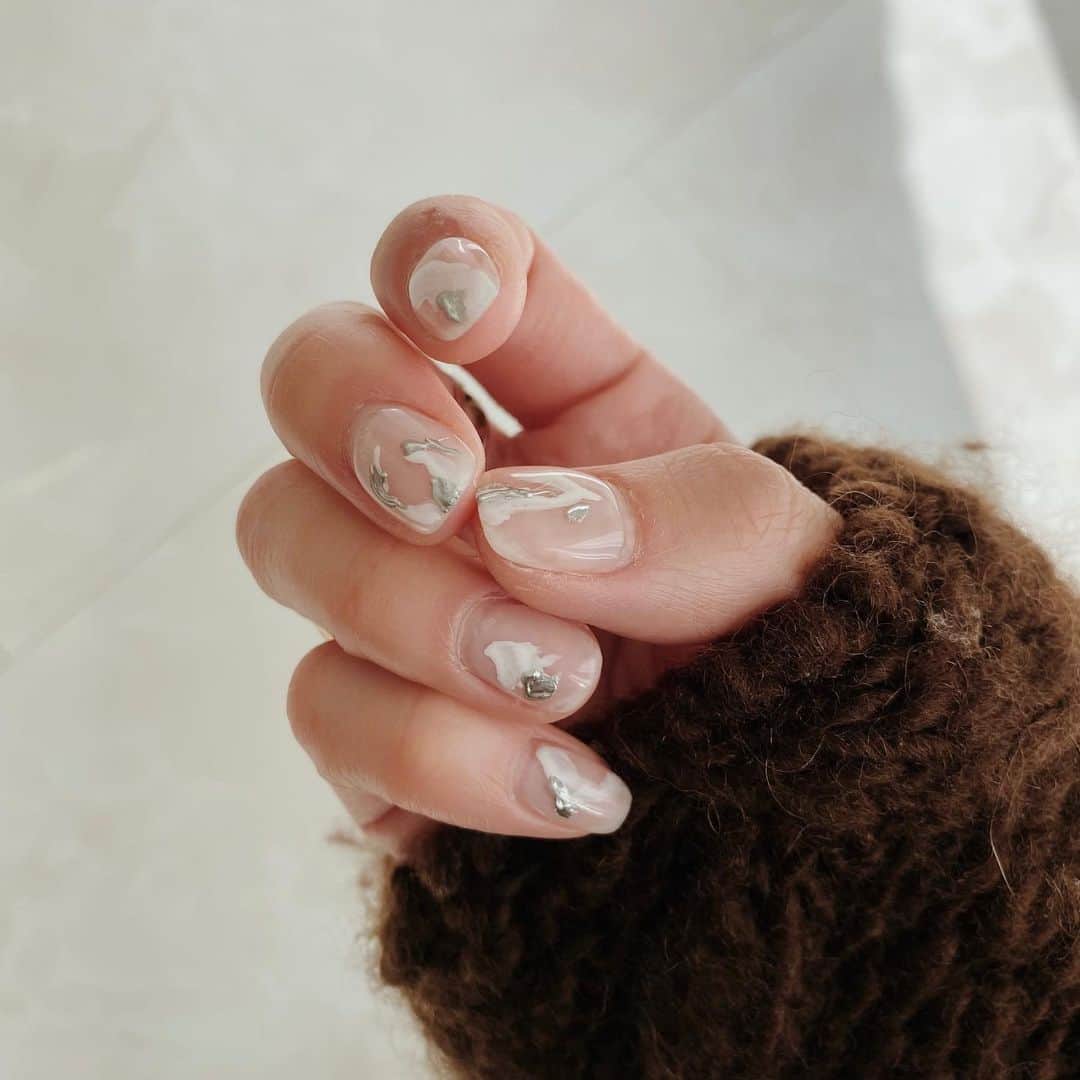 大野真昂のインスタグラム：「2月のネイルいまさら💅🏻 gold × silver ☺︎ サロンの近くにあるお洒落なお花屋さんの中にあるネイルサロン🥀サンプルコースも可愛かった✨ #nails #ネイル #ジェルネイル #ネイルデザイン #冬ネイル #ニュアンスネイル #シンプルネイル #ゴールドネイル #シルバーネイル #ちぐはぐネイル #しずくネイル」