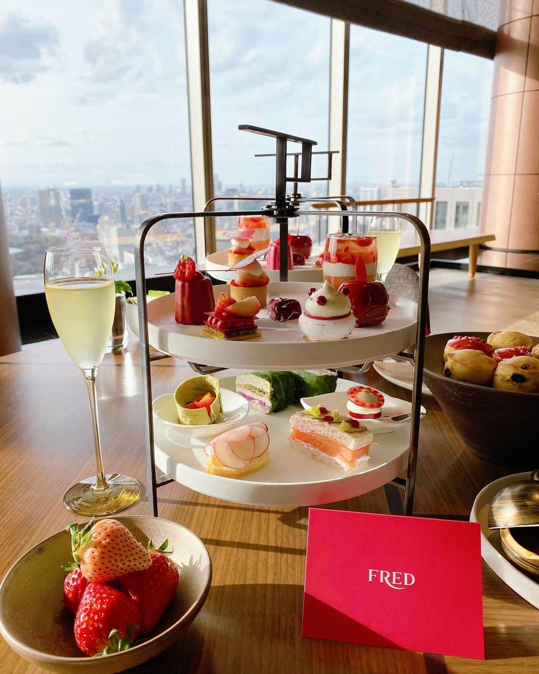 さわいえりさんのインスタグラム写真 - (さわいえりInstagram)「four seasons hotel at otemachi @fredjewelry  FREDコラボ 【プリティーウーマン　アフタヌーンティー】  映画「プリティーウーマン」で、 ジュリア・ロバーツが着用したアイコニックなネックレスで有名なFREDの期間限定アフタヌーンティーです💎  華やかでキュート❤️ プリティーウーマンのオープニング曲が聞こえそう♩笑 ・ ・ ・ ・ ・ ・ ・ ・ ・ #プリティーウーマン#ジュリアロバーツ#リチャードギア#フォーシンズンズホテル大手町#フォーシンズンズホテル#アフタヌーンティー#FREDコラボ#FRED#ワンピース#東京ホテル#ホテル巡り#東京カフェ#大手町カフェ」3月2日 21時33分 - beauty_eri7