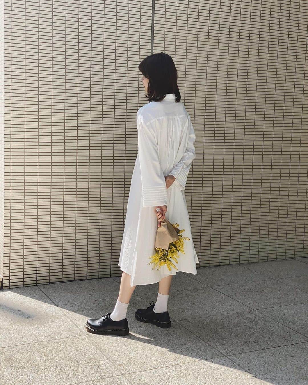 のインスタグラム：「idemから春のシャツワンピースができました。  コットン仕立ての柔らかなシャツ。 ベーシックだからこそ、細やかなスパイスをたっぷり仕込みました。 胸元と袖に刻まれた細かなピンタック、ささやかに広がる袖口は風を含んで、裾のスリットはそれを逃してゆらす。  シンプルの中に散らばる遊び心。 いつもより上機嫌になれますように☺︎  ☑︎ random tuck shirt onepiece 163㎝着用  5日の19時から着用インスタライブします。すごく細かくこだわったので 実際にお話したいな  0305 20時〜start 💐　@idem__official」