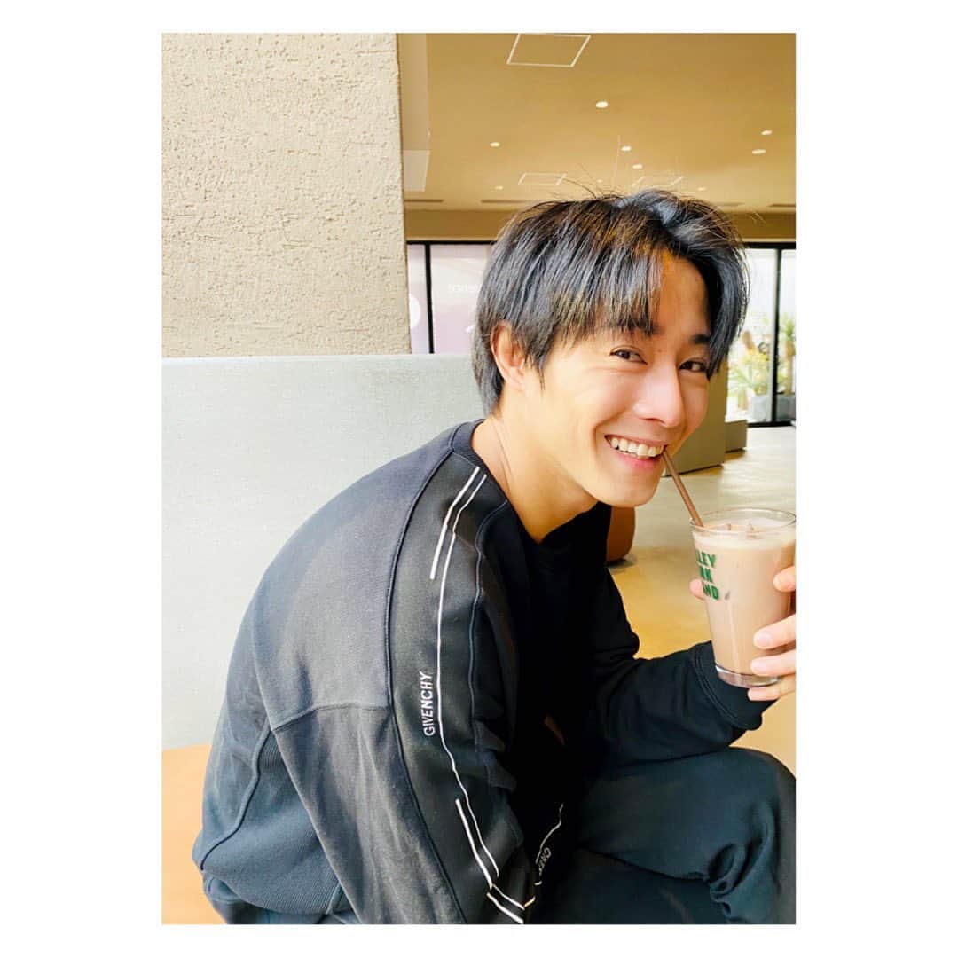 猪野広樹のインスタグラム：「打ち合わせがてらたまにはゆっくりと過ごすのもいい…！　  明日からしっかりと場当たろう！  ps 呪術廻戦めっちゃハマってます！ ハマった理由はひどい。　作品内に猪野というキャラクターがいる、それだけ笑」