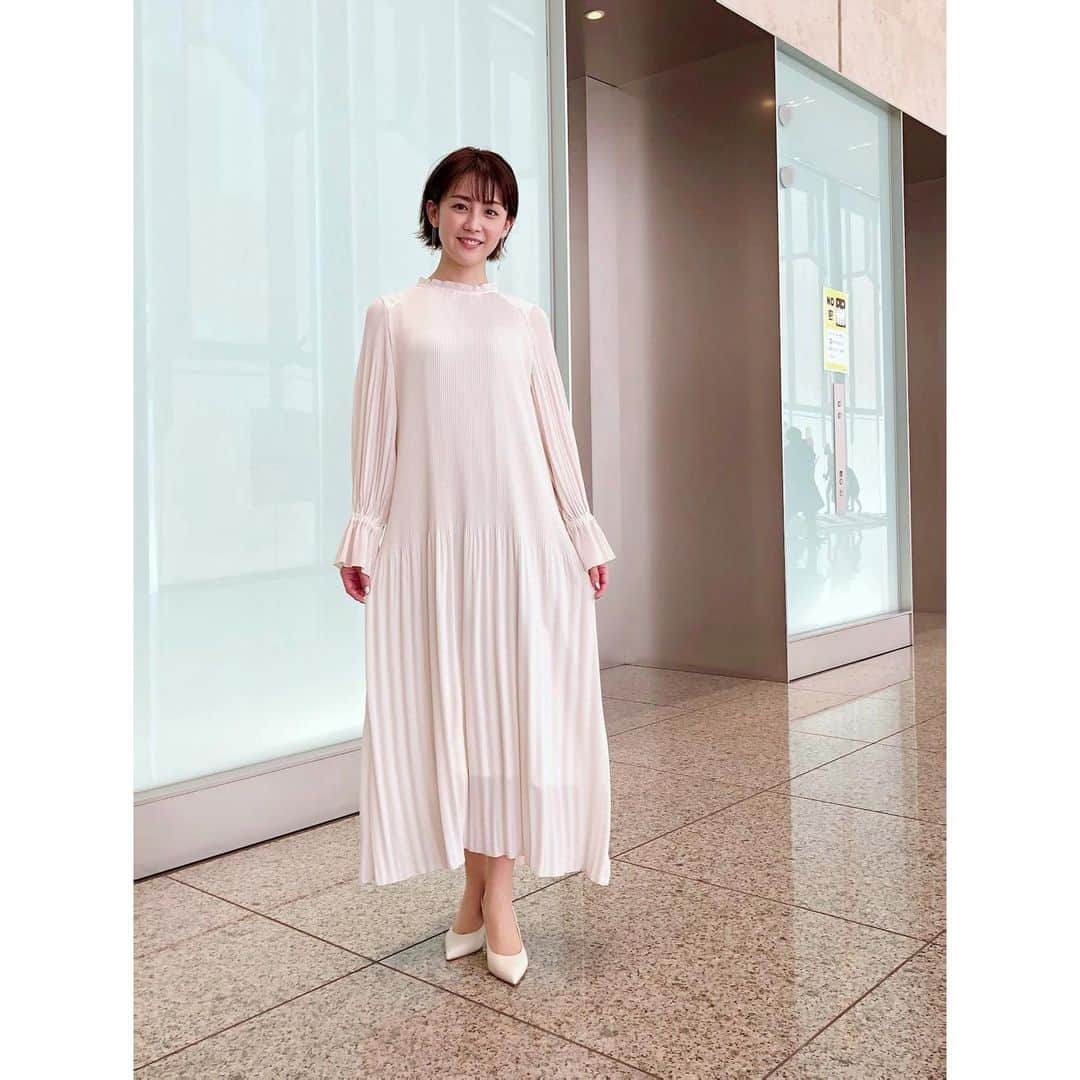 宮司愛海さんのインスタグラム写真 - (宮司愛海Instagram)「#潜在能力テスト ご覧いただいた皆様ありがとうございました☺︎ #衣装 白のプリーツワンピースでした。3枚目は前回の衣装です。今週も頑張っていきましょう！  #花粉 #つらいです」3月2日 21時49分 - manami_miyaji