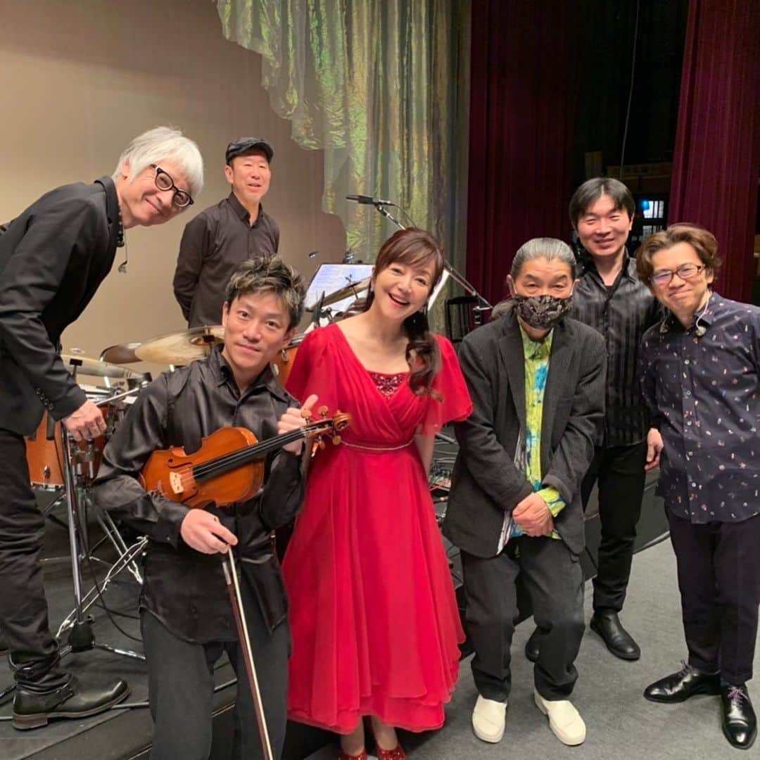 岩崎宏美さんのインスタグラム写真 - (岩崎宏美Instagram)「福島県川俣町での宝くじ まちの音楽会無事に終了しました。 オカリナ奏者宗次郎さんとメンバー‼️ 今年初のステージ、幸せな気持ちで歌うことができました。 お集まりいただきました皆様 ありがとうございます ＃宝くじまちの音楽会 #オカリナ奏者、宗次郎さん」3月2日 21時56分 - hiromiiwasaki_official