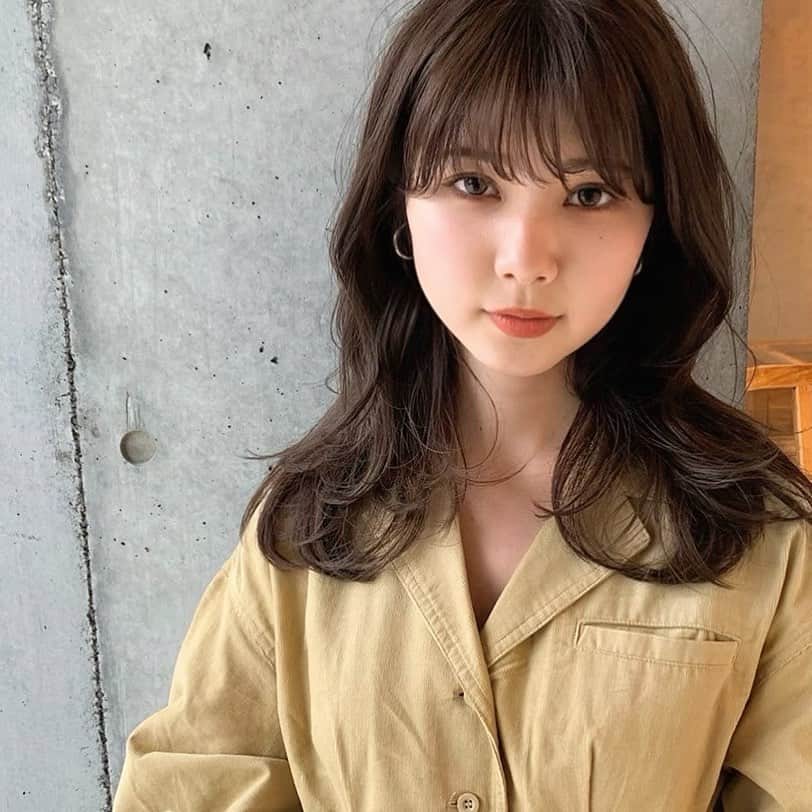 のインスタグラム：「ㅤㅤㅤㅤㅤㅤㅤㅤㅤㅤㅤㅤㅤ もう気づけば3月ですね🌸 何故か暖かい時期になると髪色を 明るくしたい気持ちになるんですよね🤔 ですがその勇気はないので、ほんの少しだけ 明るくして貰いました💇🏼‍♀️ ㅤㅤㅤㅤㅤㅤㅤㅤㅤㅤㅤㅤㅤ 改めて3月も宜しくお願いします🌿  #サロモ #サロンモデル #ヘアカラー  #透明感カラー #春カラー #ミルクティーグレージュ  #表参道美容室 #東京美容室  #haircolor #spring  ㅤ」