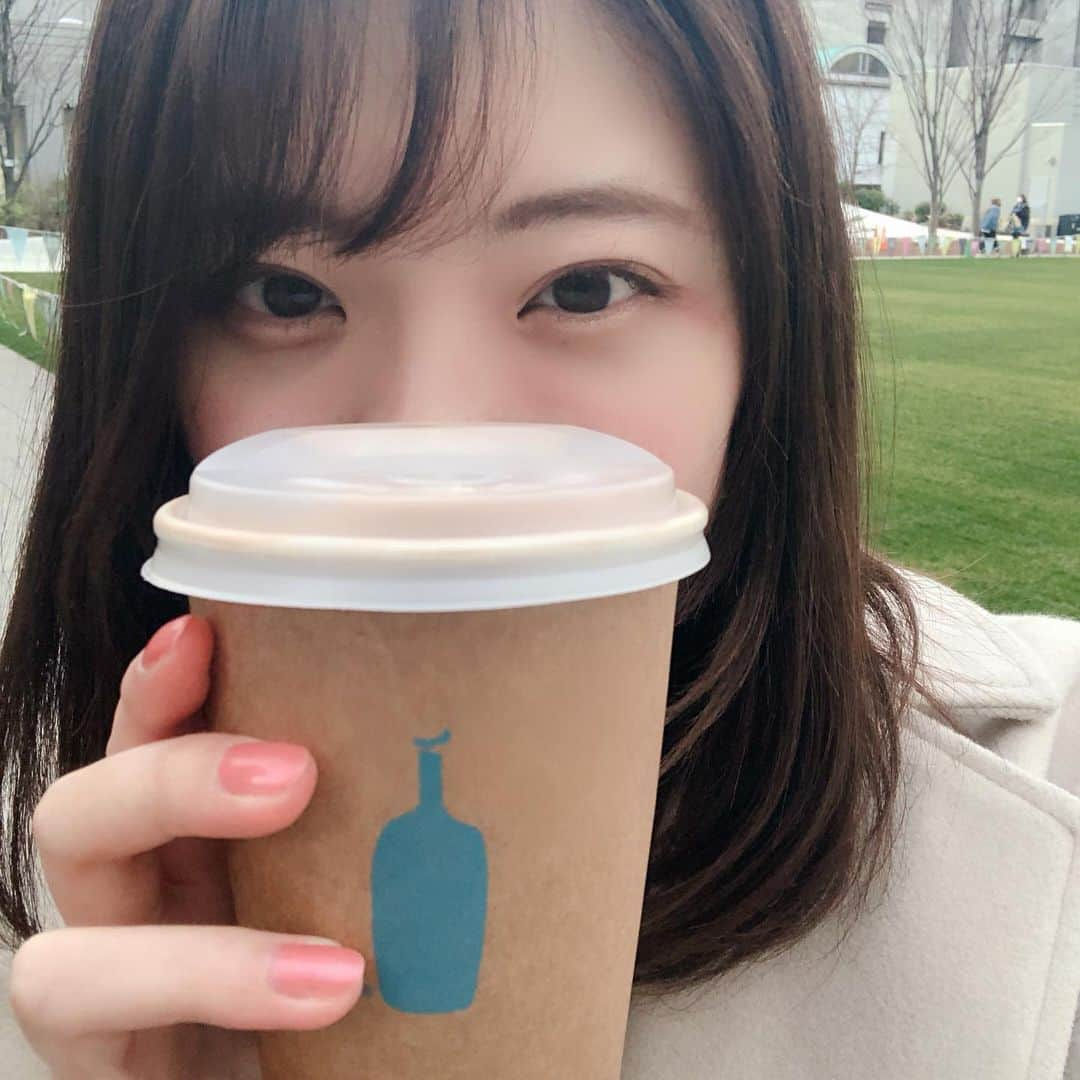 山田杏奈さんのインスタグラム写真 - (山田杏奈Instagram)「就活解禁になりましたね﻿ ﻿ 一気にたくさん予定が入って﻿ もうてんやわんやです﻿ ﻿ 就活乗り越えた社会人の人﻿ みんなすごすぎます、、、、﻿ ﻿ 先の見えない状況で不安は尽きないけど﻿ できることは精一杯頑張ろうと思います✊🏻✨﻿ ﻿ 就活生のみなさん、一緒に頑張りましょう！！！﻿ ﻿ 写真は息抜きに行ったblue bottle coffee☕️💙﻿ カフェモカを頼んだのですが﻿ 甘さと苦さのバランスがちょうどよくて﻿ とっても美味しかったです⛅️﻿ ﻿ たまには外に出て気分転換しながら﻿ 自分と向き合っていこうと思います☺️﻿ ﻿ ﻿ ﻿ ﻿ ﻿  #coffeetime #コーヒーのある暮らし #tokyocafe #coffee #bluebottlecoffee #池袋カフェ #池袋コーヒー #東京カフェ巡り #カフェ部 #東京カフェ」3月2日 22時31分 - anna_yamada05