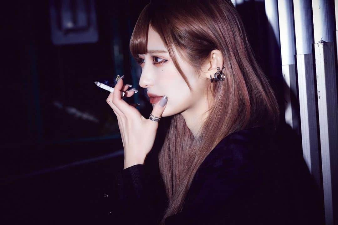 一ノ瀬りとのインスタグラム：「ニコチン依存チェックしたら重症と結果でてゲラゲラわらってる、吸ってるタバコはメビウスオプションパープルと、アイコスのミントです」