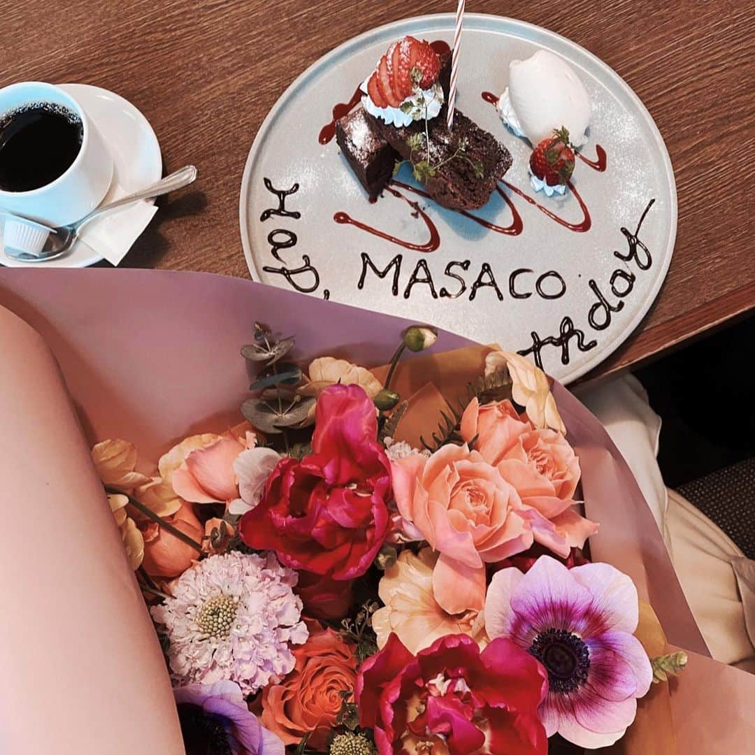 urakoのインスタグラム：「. 3.2は親愛なる @masacoshonaka のお誕生日🌷 . こっそり私もお祝いに🥳🤍 38歳も沢山の幸せがありますように🕊✨ 今年もやりたい事があり過ぎるようなので 隣でサポートできるよう頑張るね😂 . . そういえば 久しぶりに一緒に写真撮った😜 春気分でピンクのアモッサカーデ着て行ったら まさかの3人ともお揃いだったね🌸😂 (3枚目) . . masacoをイメージして作ってもらった @the_neighbors_kobe  @kenta.konishi  のお花が 素敵すぎました💐😍  . . 少しの時間だったけど いつぶりか分からないランチの時間 家族のようなみんなとの時間に 私も元気もらっちゃいました☺️ . #お誕生日 #アラフォーやな」