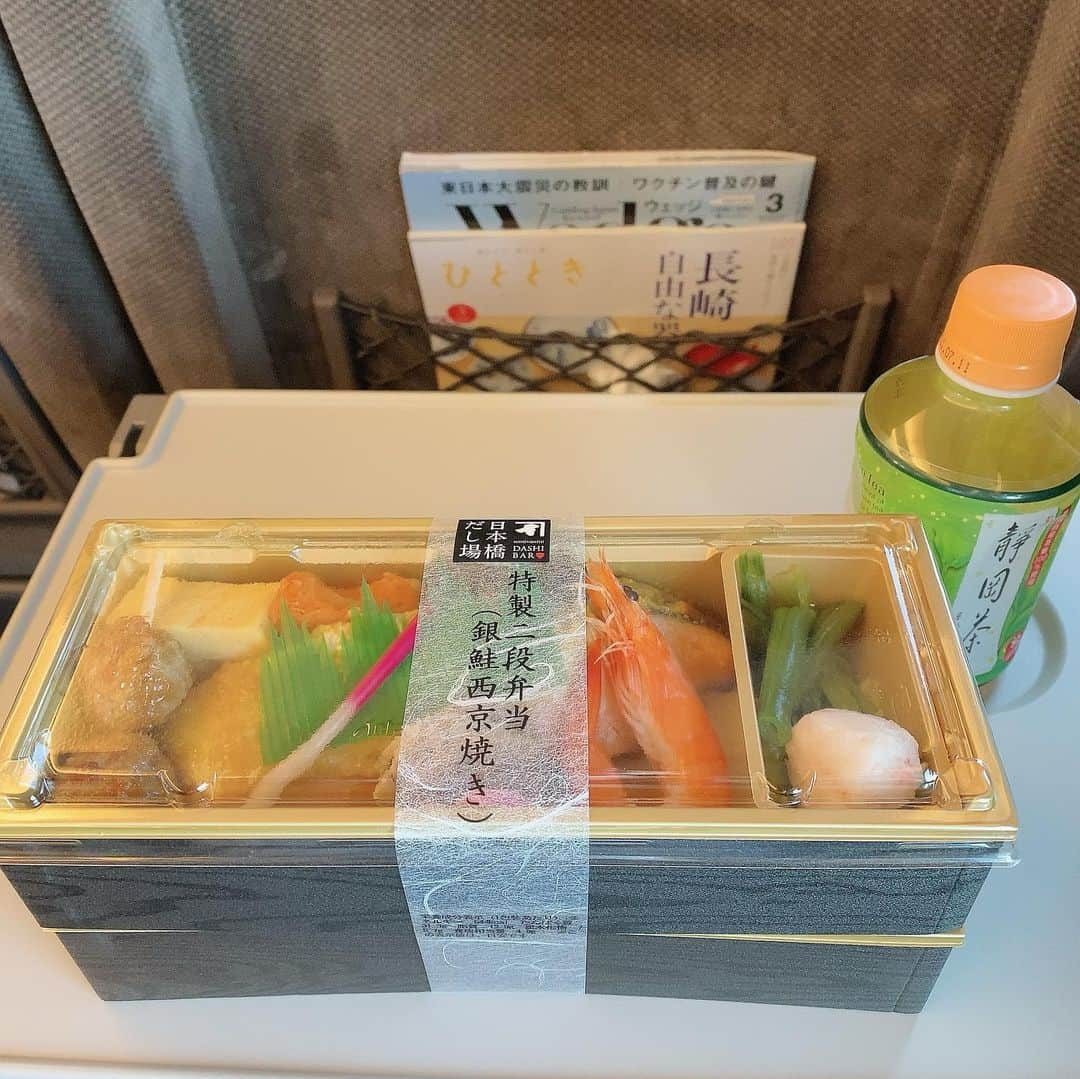 安蘭けいさんのインスタグラム写真 - (安蘭けいInstagram)「お久しぶりの駅弁シリーズ〜🍱 今日は贅沢に二段弁当にしました🍱 あー、おんちかった😄(関西の人しかわからんかな〜) 今日はお雛祭り🎎 そして兵庫公演初日です✨ 富士山もいい感じ🗻空も綺麗✨ こりゃあ、幸先がいいぞ😊✨  #oslo #初日 #お雛祭り #駅弁シリーズ #西京焼き #何を隠そう大好きなのさ #何も隠してないけども #富士山 #頂上まで登ったことあるよ #かれこれ10年経つかな #ちょっと高山病かかったよ #またチャレンジしたい #懲りないやつです  #関西待っててね #富士山指でおっきくして見てね #綺麗だよ」3月3日 9時54分 - toko_aran