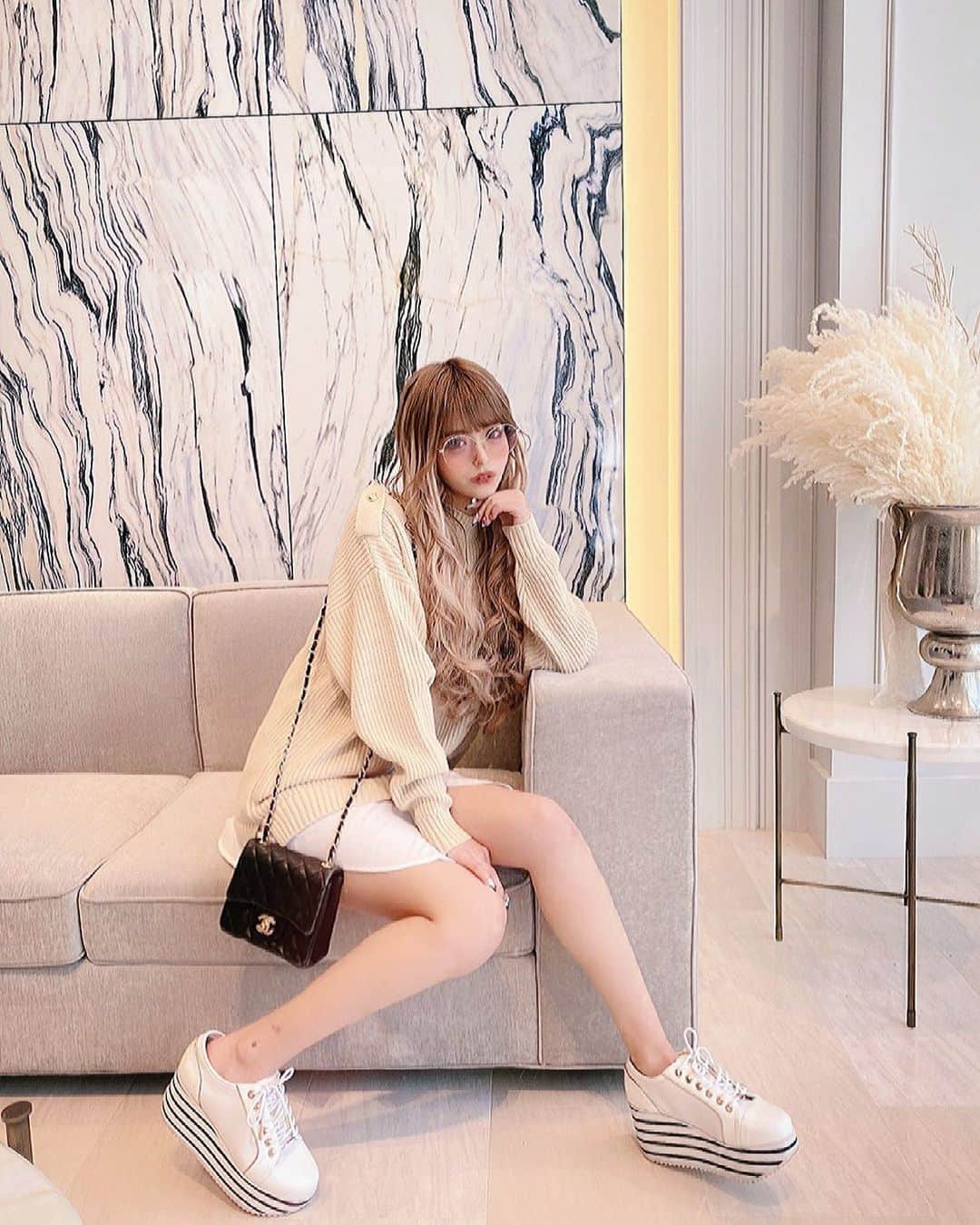 アンジェリカのインスタグラム：「💙🐱 . おはようございます💅🏻❤︎ 今日は収録day🗓🎶 . 今回の企画も凄い楽しみッ❤︎ 頑張りますッ💖😌🤲🏻 . #あんじぇコーデ #rady #巻き髪 #春コーデ #春服」