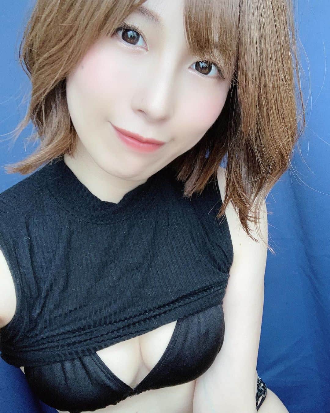のインスタグラム：「チラリ🌸  #グラドル #ポートレート #フリーモデル #グラビア #フリーランス #ポートレートモデル #被写体 #撮影会 #写真好きな人と繋がりたい #カメラ好きな人と繋がりたい #くびれ #美脚 #撮影依頼 #仕事依頼 #ミリドル #portrait #shotting #japanesegirl #cute #kawaii #followme #お尻 #黒ストッキング #pantyhose #nylons #ストッキング #黒タイツ #stockings」