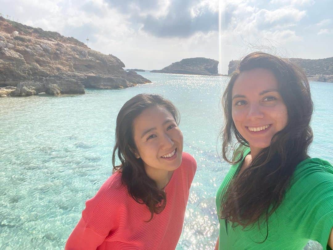 荒尾茉紀のインスタグラム：「Thank you for coming✈️ オーストラリアで出会った友達🇦🇺2ヶ月前にフランスで再会🇫🇷そして今回は彼女がマルタに🇲🇹約1年前、思いきって日本を飛び出して良かったなぁと思います😊コロナの影響で飛行機がキャンセルになったり、トルコの空港で半日待機になったり、PCR検査の種類が違って飛行機に乗せてもらえなかったり😳色んなことがあったけど（笑）それでも、私達は旅が大好き❣️次はボリビアかギリシャかイタリアか日本で✨See you soon👍  #malta #france #australia #ilovetravel #留学友達 #マルタ留学 #コロナ禍の旅行 #再会 #pcr検査の種類にはご注意を #rapid検査だと飛行機乗れない #早くスムーズに動けるようになりたい」