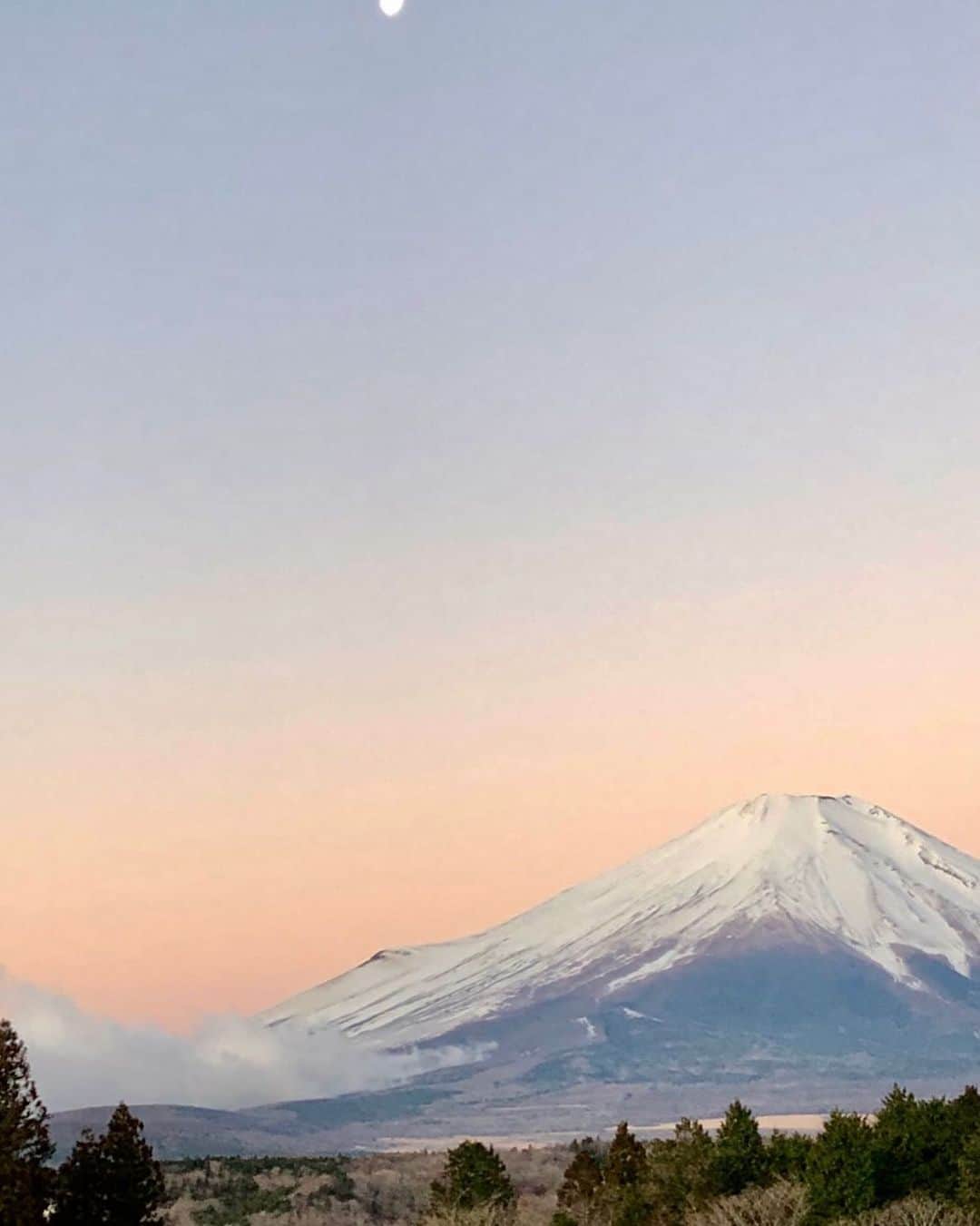 渡辺裕之さんのインスタグラム写真 - (渡辺裕之Instagram)「今朝の富士山  お月様も #霊峰富士 #ひな祭り #耳の日 #桃の節句 #平和 #祈り #合掌」3月3日 8時37分 - hiroyuki6267
