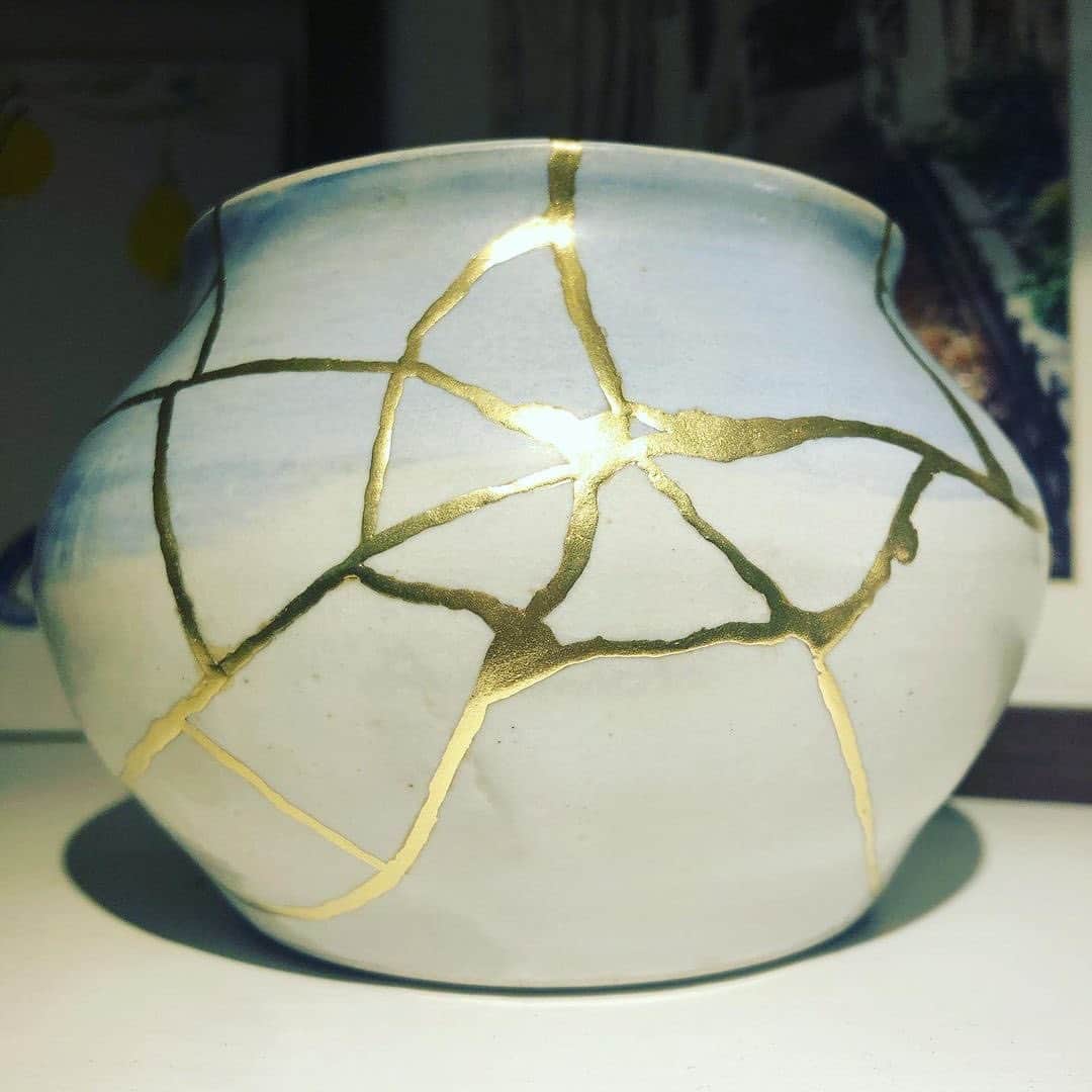 近藤麻理恵のインスタグラム：「Appreciating your belongings – and carefully mending beloved items instead of replacing them with something new that doesn’t necessarily spark joy – is part of the KonMari philosophy. Thanks for sharing your story, certified KonMari Consultant @skilfullysorted.」