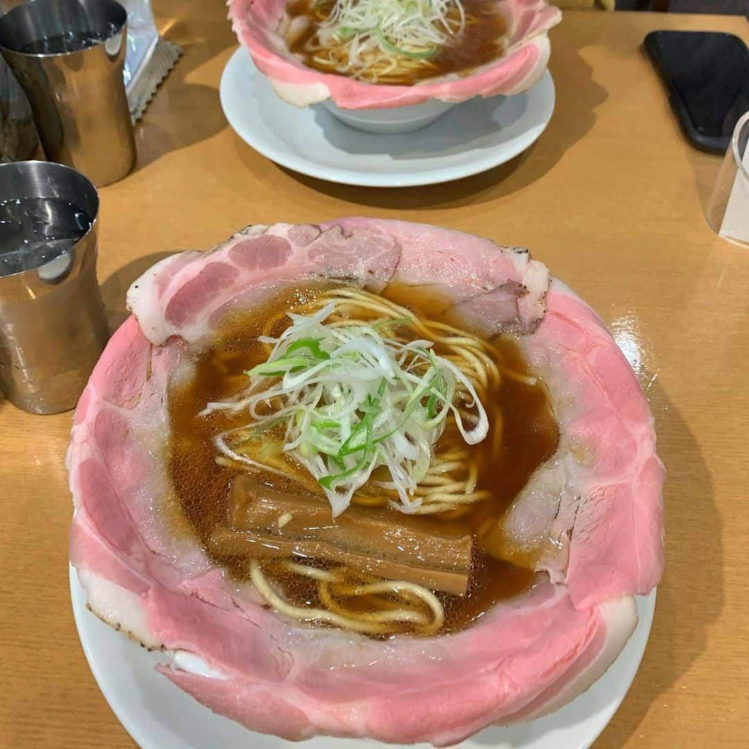 川村まりさんのインスタグラム写真 - (川村まりInstagram)「@daisensou_kobe   ピストルのチャーシュー全乗せ🐖（1枚〜5枚から選べる）ラーメン半玉無料で付いてくるからお得感ある。 食べやすい醤油ベース（？）のラーメン🍜店内綺麗かった🔫  #ラーメン大戦争#三宮ランチ#三宮グルメ#三宮ラーメン#神戸ランチ#神戸グルメ#神戸ラーメン#人類みな麺類」3月3日 9時34分 - marimari725