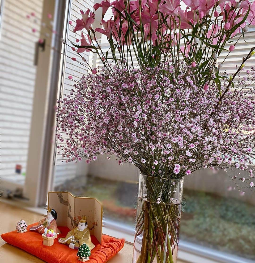 白田久子さんのインスタグラム写真 - (白田久子Instagram)「ひな祭り🌸 雛人形の敷物は母の手作り☺️」3月3日 9時46分 - hisako_shirata