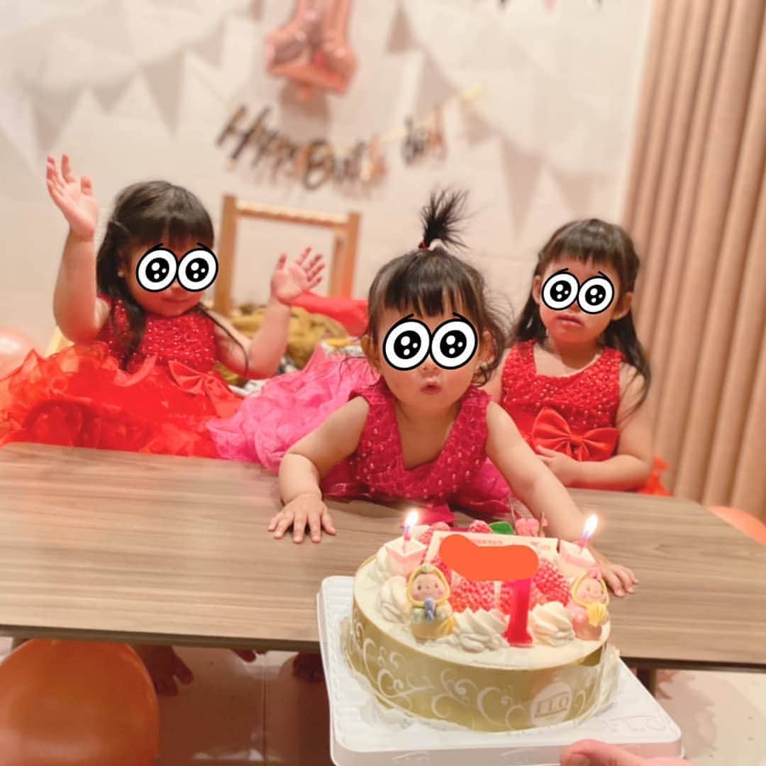 のインスタグラム：「少し遅れましたが2月28日は三女ちゃんの1歳の誕生日でした。かわいすぎでした。 #娘たち #石田たち #三姉妹 #1歳 #誕生日」