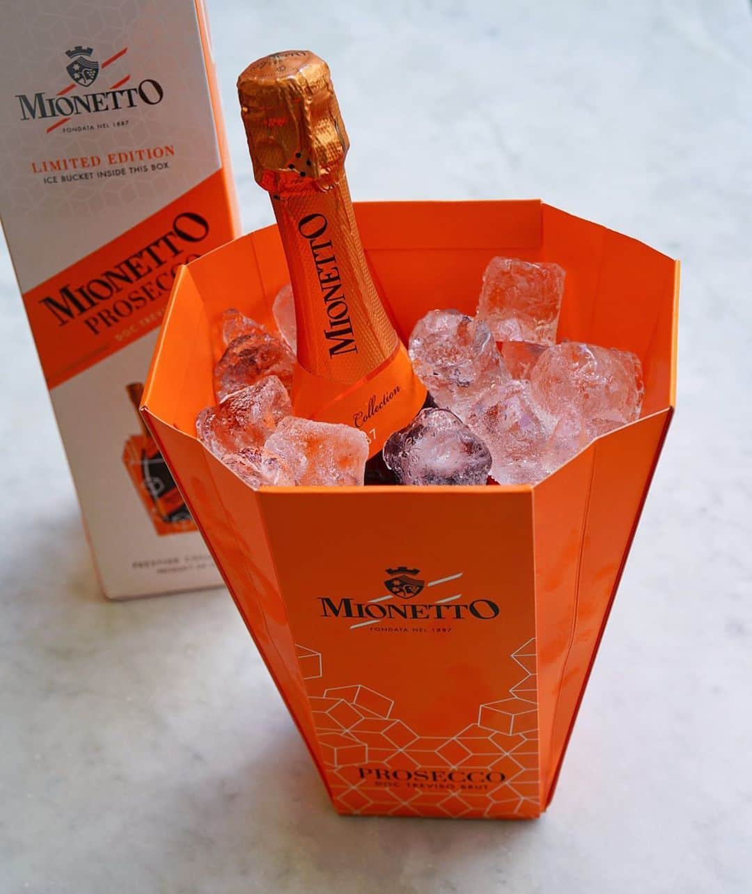 Mionetto USAさんのインスタグラム写真 - (Mionetto USAInstagram)「CHILLER BOXES AVAILABLE. You can chill your Prosecco bottle directly in its box! 🧊🥂☀️🧡 . . . #Mionetto #Prosecco #Mionettoprosecco #ice #icebucket #refreshing #aperitivo #sun #spring #picnic #food #cheese #appetizers #yummy #delicious #happyhour #tuesday #goodvibes #relax #foodie #icecubes #brunch #dinner #lunch」3月3日 2時52分 - mionettoproseccousa
