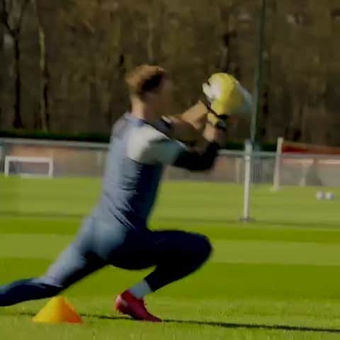 ジョー・ハートのインスタグラム：「Just diving about after footballs ☺️ @spursofficial」