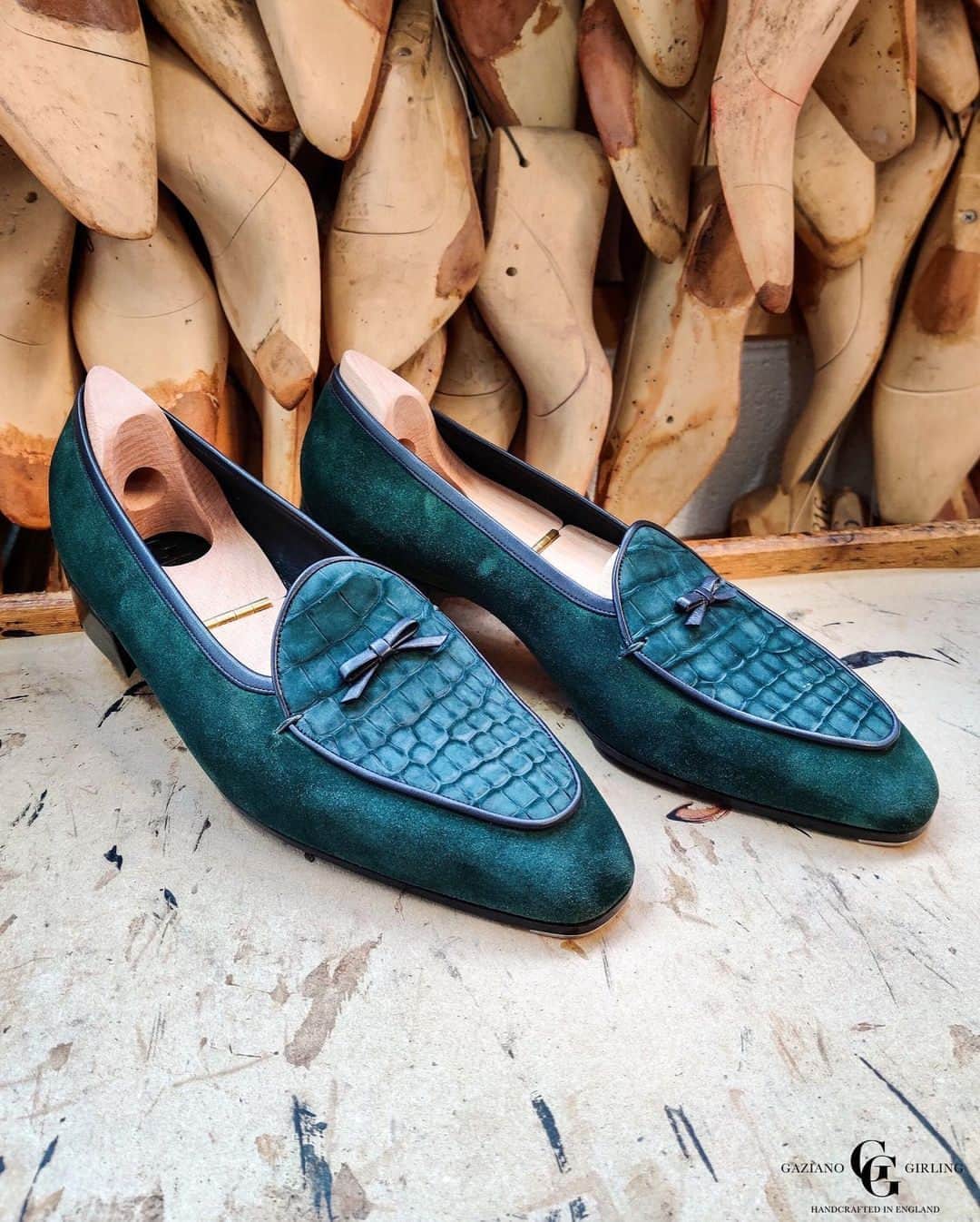 ガジアーノ&ガーリングのインスタグラム：「A Pair Of Bespoke Bruges In A Dark Green Suede & Dark Green Nubuck Alligator - With A Hand Stitched Blake Sole, Rucola Lining & Brass Toe Tips. What do you think?」