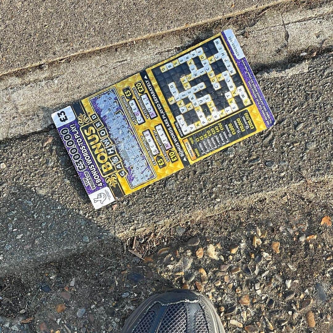 布袋寅泰さんのインスタグラム写真 - (布袋寅泰Instagram)「散歩の路上にて。これは完全に見間違えます。I thought it’s mine #G柄」3月3日 3時17分 - hotei_official
