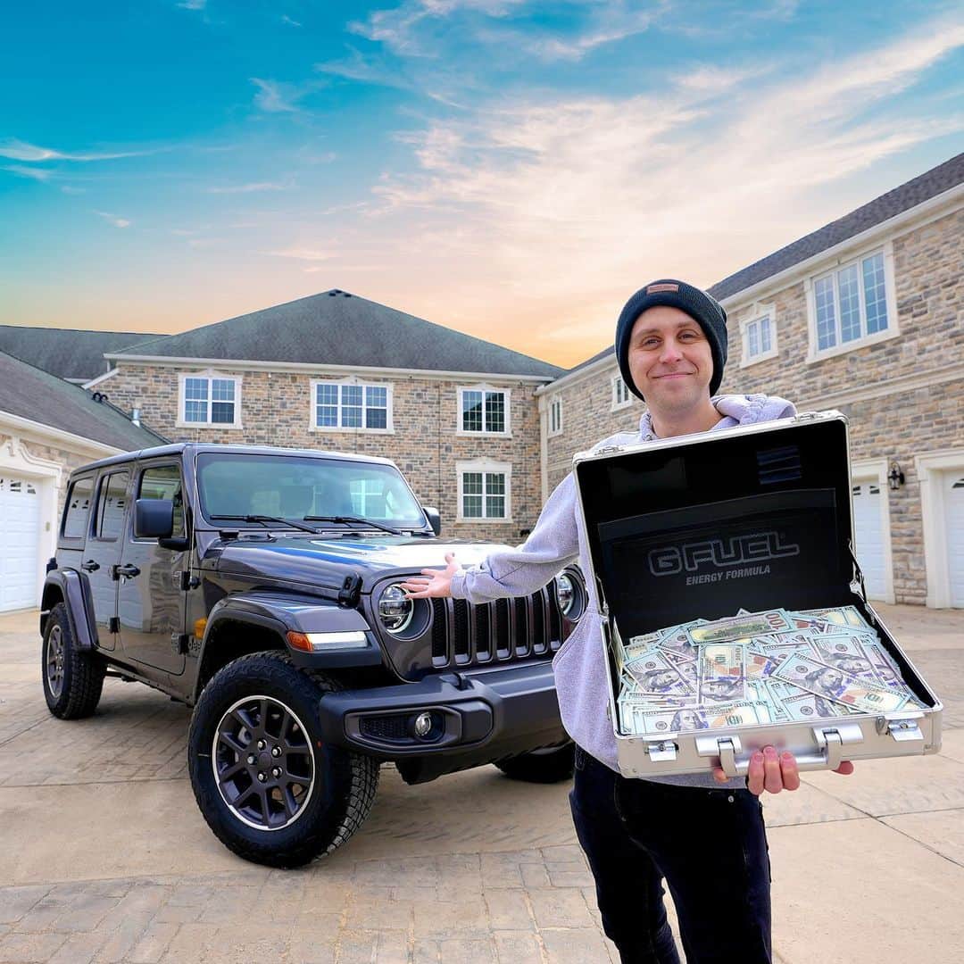 のインスタグラム：「GUYS! @GFuelEnergy and I have teamed up to giveaway a 2021 Jeep Wrangler Unlimited - or - $30,000 Cash! The winner gets to choose!! 5 runners-up will also win a year's supply of #GFUEL! 🤩  👇 HOW TO ENTER 👇  🧡  Follow me & @GFuelEnergy 🧡  Tag 3 friends in the comments 🧡  Like + Share this post to your IG story  No purchase necessary. Ends 3/8/21. 18+, continental US & DC. http://gfuel.ly/roman-sweepstakes for Official Rules. Void where prohibited.」