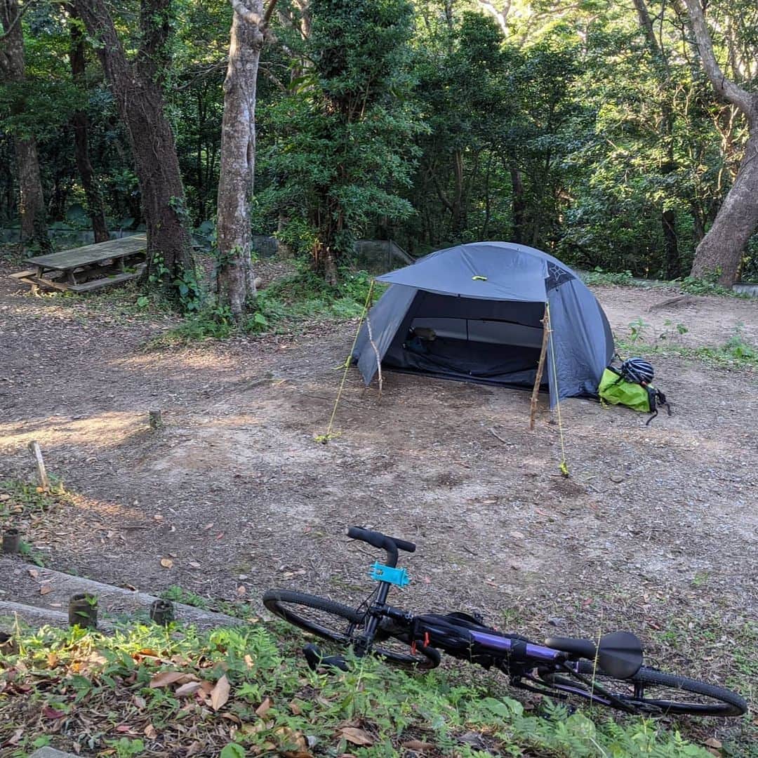 山下晃和のインスタグラム：「【BIKE&CAMP】自転車キャンプの表側と裏側を少しだけお見せします。  移動することが好きだから連泊はあまりしないのですが、グラベルを走りたいがためにここに居座りました  2日目の朝（過去picです）  @keen_japan　 @keen #keen #bikeandcamp #自転車キャンプツーリング #自転車キャンプ #bikeandcamp #touring #bikepacking #輪行 #旅 #travel #CAMP #キャンプ #沖縄 #Okinawa #グラベルロード #GRAVEL #自転車 #bicycle #旅自転車 #旅サイクリスト #ninjatent @paagoworks.official @cannondalejapan @ridecannondale  #ridetopstone #topstone @restrap @lecoqsportif_japan」