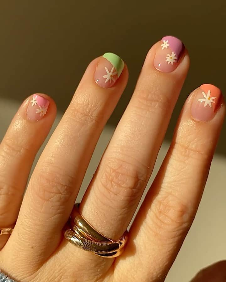 Soniaのインスタグラム：「Pastel 𝘚𝘸𝘰𝘰𝘱𝘴🌈 Cute on even the tiniest of nails. I completed the look with daisy decals from @deco.miami🌼 - Rings: @ettika #springnails」