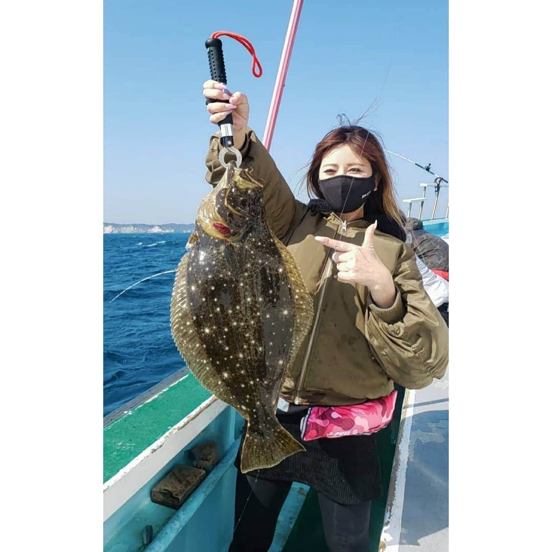 AIMIのインスタグラム：「千葉の大原沖で #ヒラメ 釣り☀🚢 早朝は まだ 寒い季節ね🤯w 深夜0時に起きて 千葉まで出発  5時出港～1時位まで 🚢だったょ🌊‪🎣‬ 皆 なかなか釣れなくて😳💦  途中 サメが 釣れて ‪🎣‬バラしましたが🦈⸝⸝⸝ 最後の最後で 何とか 私 1枚 釣れました🎣‬🧡 🔜釣ったヒラメは 家で 捌いたょ🔪✨ 5枚下ろしで キモ と エンガワ も あるょ🍣🧡 昆布締め🌿の美味しい ヒラメも😛💖 ご馳走様でした🙏🍴💓 #dancer#gogodancer#showdancer #poledancer#Tokyo#party #千葉#大原沖#ヒラメ#長福丸#🇯🇵 #釣り#ヒラメ釣れて嬉し💓 #海遊び#海好き#イワシの泳がせ釣り #昆布締め美味しい#🐟」