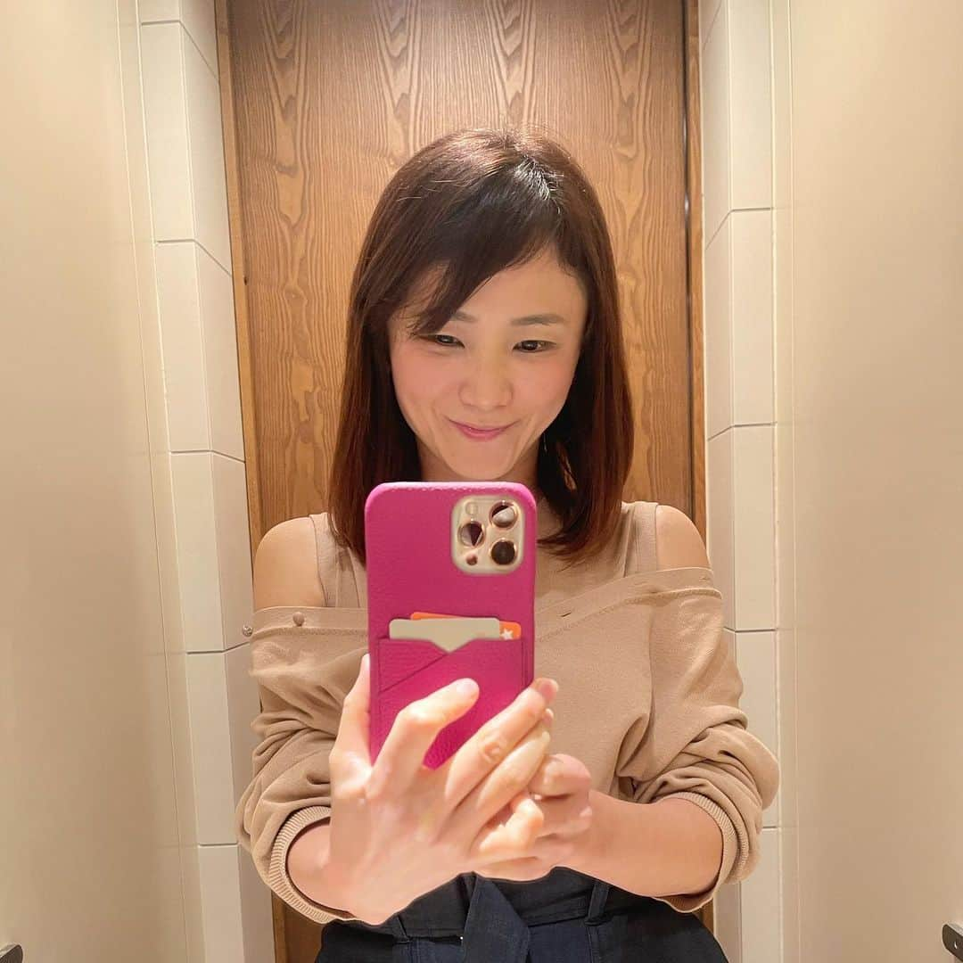 胃腸良子さんのインスタグラム写真 - (胃腸良子Instagram)「ほろ酔い自撮り🤳😅  ・  昨夜は旧友とサックリ飲み🍺 一昨日、色々とイヤな事があり旦那と喧嘩🤛 愚痴を聞いてもらおうと友達に連絡し、2時間飲みに付き合ってもらいました😅  選んだのは、新宿の焼きトン屋さん「鳥茂」の個室🤗 焼き豚なのに鳥茂🤣  ・  この鳥茂さんは有名な老舗焼きトン屋さんらしいのですが、鳥あり、牛あり、様々な部位の串焼きが食べられます。  ・  お肉がもの凄く新鮮で、レアが超美味しい❣️ 人生初レベルの美味しい串焼きでした。しかし、食べ過ぎた🤣  ・  久しぶりに気のおけない友達と旦那の悪口で盛り上がり、楽しい夜でした。  ・  #新宿 #鳥茂 #焼き鳥 #焼き豚 #焼肉 #モツ #レア肉 #b級グルメ  #食べログ #ぐるなび #retty #毎日ごはん #ごはん日記  #ご飯記録」3月3日 8時02分 - kimiyo.f