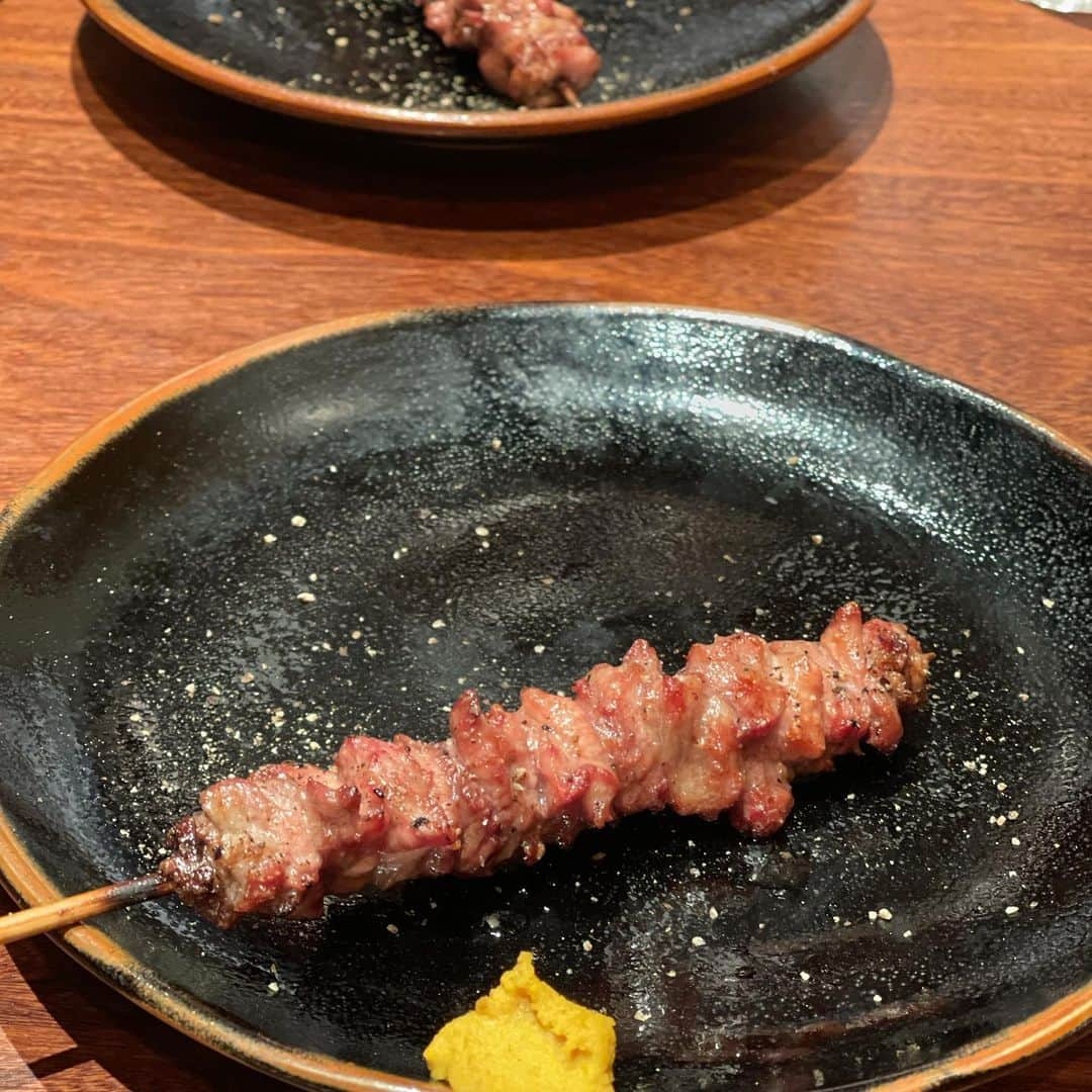 胃腸良子さんのインスタグラム写真 - (胃腸良子Instagram)「ほろ酔い自撮り🤳😅  ・  昨夜は旧友とサックリ飲み🍺 一昨日、色々とイヤな事があり旦那と喧嘩🤛 愚痴を聞いてもらおうと友達に連絡し、2時間飲みに付き合ってもらいました😅  選んだのは、新宿の焼きトン屋さん「鳥茂」の個室🤗 焼き豚なのに鳥茂🤣  ・  この鳥茂さんは有名な老舗焼きトン屋さんらしいのですが、鳥あり、牛あり、様々な部位の串焼きが食べられます。  ・  お肉がもの凄く新鮮で、レアが超美味しい❣️ 人生初レベルの美味しい串焼きでした。しかし、食べ過ぎた🤣  ・  久しぶりに気のおけない友達と旦那の悪口で盛り上がり、楽しい夜でした。  ・  #新宿 #鳥茂 #焼き鳥 #焼き豚 #焼肉 #モツ #レア肉 #b級グルメ  #食べログ #ぐるなび #retty #毎日ごはん #ごはん日記  #ご飯記録」3月3日 8時02分 - kimiyo.f