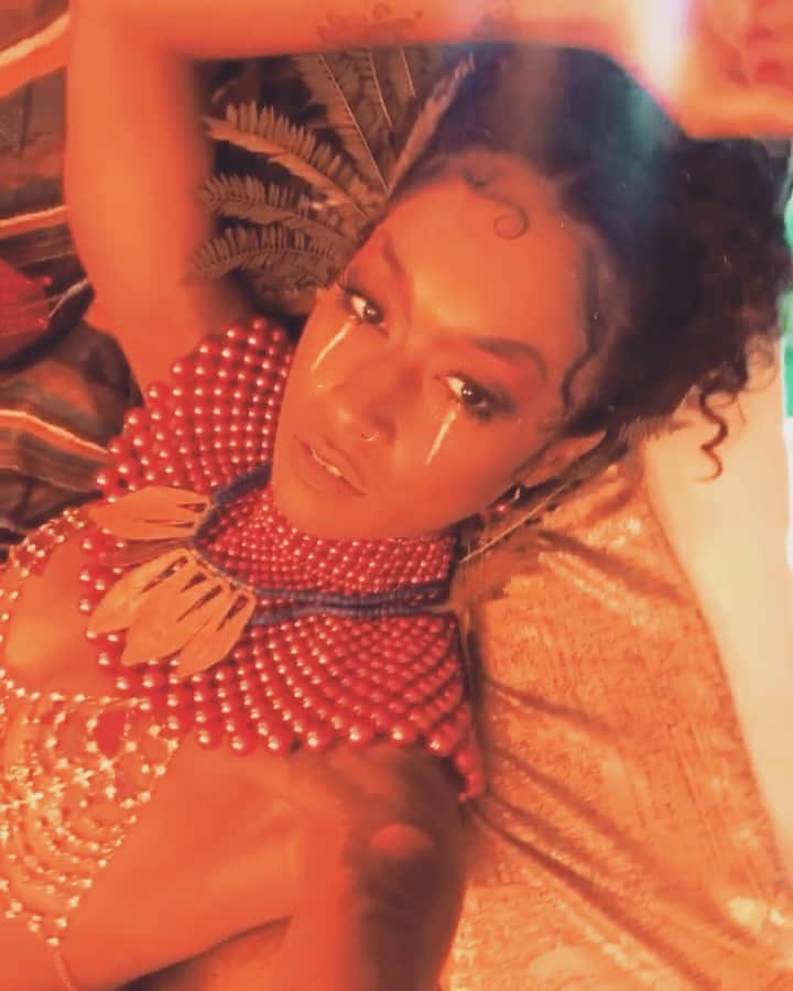 スキン・ダイアモンドのインスタグラム：「Coming soon... 🤫 Make up and hair by @taralynee 🧚🏽‍♀️💕✨」