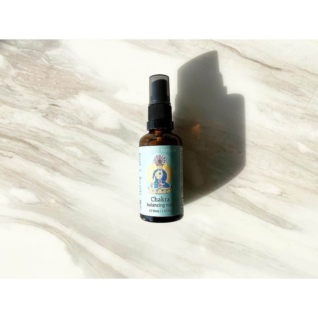 小田切ヒロさんのインスタグラム写真 - (小田切ヒロInstagram)「PERFECT POTION ・ Balancing mist ・ 25種類のエッセンシャルオイルが幾重にも重なり創りだされる香り。 ・ 日によって香りの違いに気付くのは、私たちの気分にも違いがあるからよ。 ・ 心や身体を穏やかにしてくれるの。 ・ 内容成分 スイートオレンジ油 ベルガモット果実油 ラベンダー油 イランイラン油 マンダリンオレンジ果皮油 ニオイテンジクアオイ油 ライム油 パチョリ油 ニュウコウジュ油 アトラスシーダー樹皮油 ベチベル根油 オニサルビア油 ローズマリー葉油 ダマスクバラ油(アブソリュート) ビャクダン油 イタリアイトスギ油 ショウガ根油 セイヨウネズ果実油 アオモジ果実油 ビターオレンジ花油 セージ油 ヘリクリスムアングスチホリウム花油 ジャスミン油 ハス花油 ダマスクバラ花油」3月3日 8時02分 - hiro.odagiri