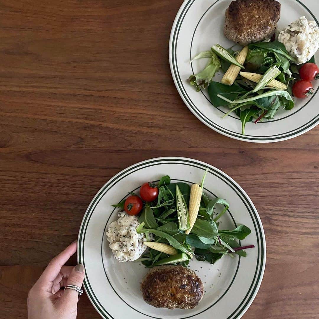 のインスタグラム：「🍽🍽🍽#lunch#おうちごはん#pr ・ ・ ・ こんな時期だし👧は怪獣だしで カフェご飯もなかなか難しいので おうちでカフェ気分🍝💭 （ワンプレートにすればいいと思ってる 笑） ・ @takures2020 さんの力をかりて 野菜を添えて温めるだけ5分で完成🤫💓 ・ いぶりがっこのポテサラが ドストライクすぎて👏ぜひお試しあれ💛」