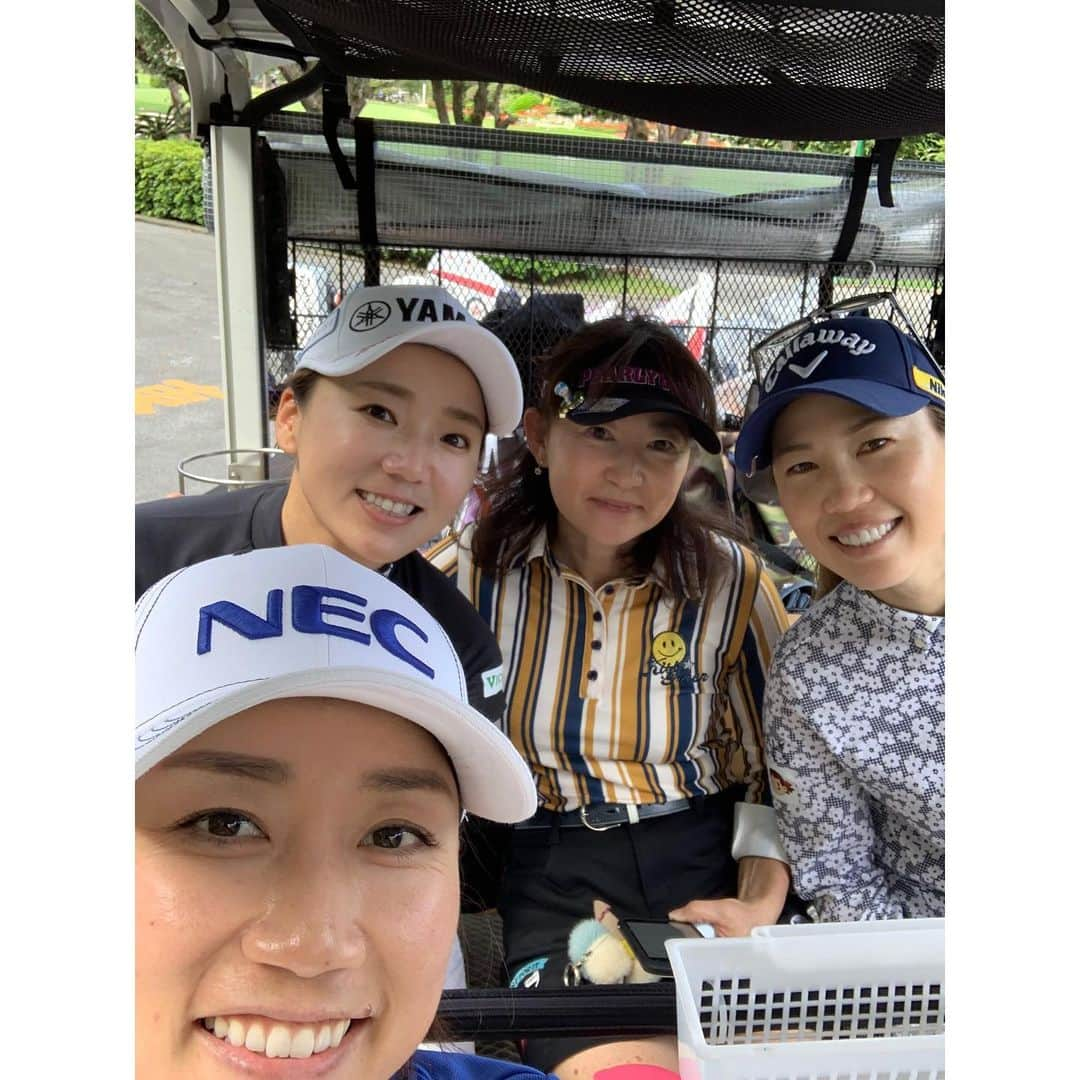 有村智恵さんのインスタグラム写真 - (有村智恵Instagram)「New season will be coming up!!!! I’m super exciting for the tournament with the spectators!!!!!! 明日から、2021ツアー開幕します！ 久しぶりに観客の方が入って頂けるのが本当に嬉しいです。 今年、無事に開幕出来る事を心から感謝しています。 その気持ちをプレーにぶつけて、明日から頑張ってきます🥰 皆さん応援よろしくお願いします❤️  #今年最初の練習ラウンドはこの4人で #江里菜ファンのために歯に海苔がついてない写真載せます #昨日は比嘉ちゃんと #ニューバランスゴルフの新しいウェアすごく可愛いので是非そこも見てね  #golf #golfer #golftournament #jlpga #lpga #hpjapan #inpres #newbalancegolf #yamaha #misawahome #kose #kowa #vantelin #Delta  #MIKUNI  #女子ゴルフ #インプレス #ヤマハ #ニューバランスゴルフ #日本hp #コーセー #ミサワホーム #コーワ #バンテリン #デルタ #ミクニ」3月3日 17時48分 - chiearimura