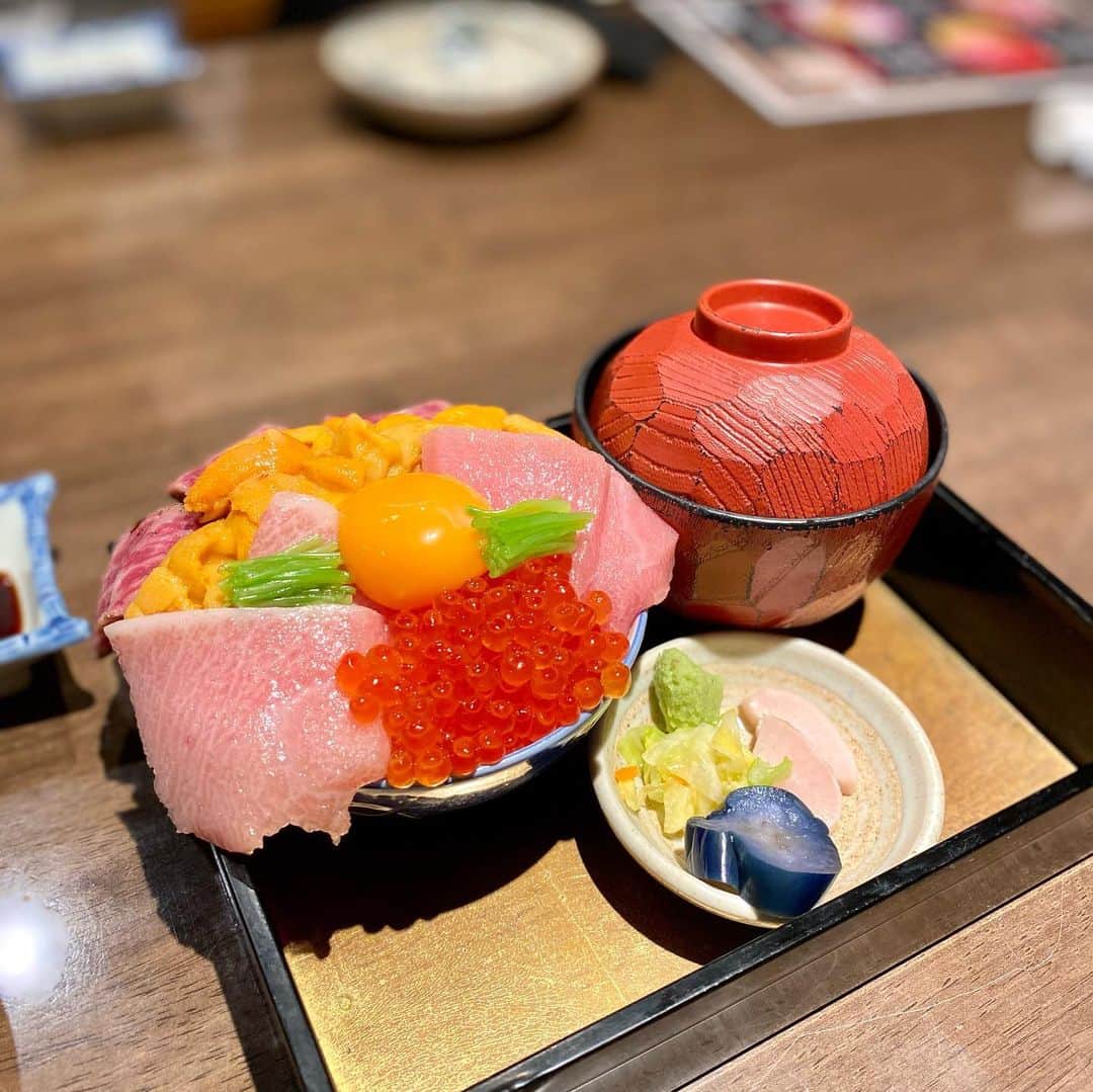 山﨑 薫のインスタグラム：「大阪玉造大枡🐟  前日までの予約で食べれる裏メニュー🥳 中トロ・いくら・雲丹・黒毛和牛サーロインが載った贅沢お丼。  インスタで見て食べたくて、大阪遠征の際に地元玉造のスタッフと待ち合わせで行ってきました。  ご飯は酢飯と白米から選べます😋  小ぶりな丼なので、最後まで美味しく頂けました✨  他のメニューも食べてみたい。 普通に夜とか飲みに行きたいなー😆  #大枡 #裏メニュー #海鮮丼ランチ  #贅沢丼」