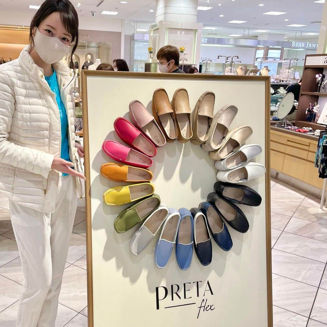 吉山りささんのインスタグラム写真 - (吉山りさInstagram)「✨✨✨  『PRETA-flex』プレタフレックス🥿さんの期間限定店へ🥳  （イベントに行かない私が行ってしまうほど👠💕笑）  ✨✨✨ 本日 3月3日～3月8日まで 📍『立川伊勢丹』2階に出店中〜💗  ✨✨✨ 立ち寄るお客様が殆ど買って行かれてました😍  わたしも魅了された1人ですけどね🥰💕  カラーが豊富なのも惹き付けます💗  前回はゴールドだったので  今回はバイカラーと決めてました😍  3色あったので履き比べ〜💕  写真 ①この靴のPOP看板がオシャレ👏🏻 ②累計13万足売った実績！←それわかる😍 ③私が前回買ったゴールド ④今回悩んだバイカラー ⑤入口 ⑥こんなに柔らかいのにしっかり＆軽い ⑦⑧⑨試し履き中〜🥿 ⑩回る動画🥿💕  試し履きだけで着せ替えしてみたいで楽しい💓   #プレタフレックス #pretaflex  @preta_flex #モカシン #モカシンコーデ #コーデ #instafashion #シューズ #靴 #shoestagram #shoes #moccasins #ファッション #fashion #fashiongram  #madeinjapan #japanese #オールシーズン #履き心地抜群 #インスタファッション   #吉山りさ #フリーモデル #モデル  #photo #model  硬い』『重い』『痛い』  のイメージを  クルンと靴がえすシューズ🥿 是非お試しください💕」3月3日 18時14分 - oreorerisa