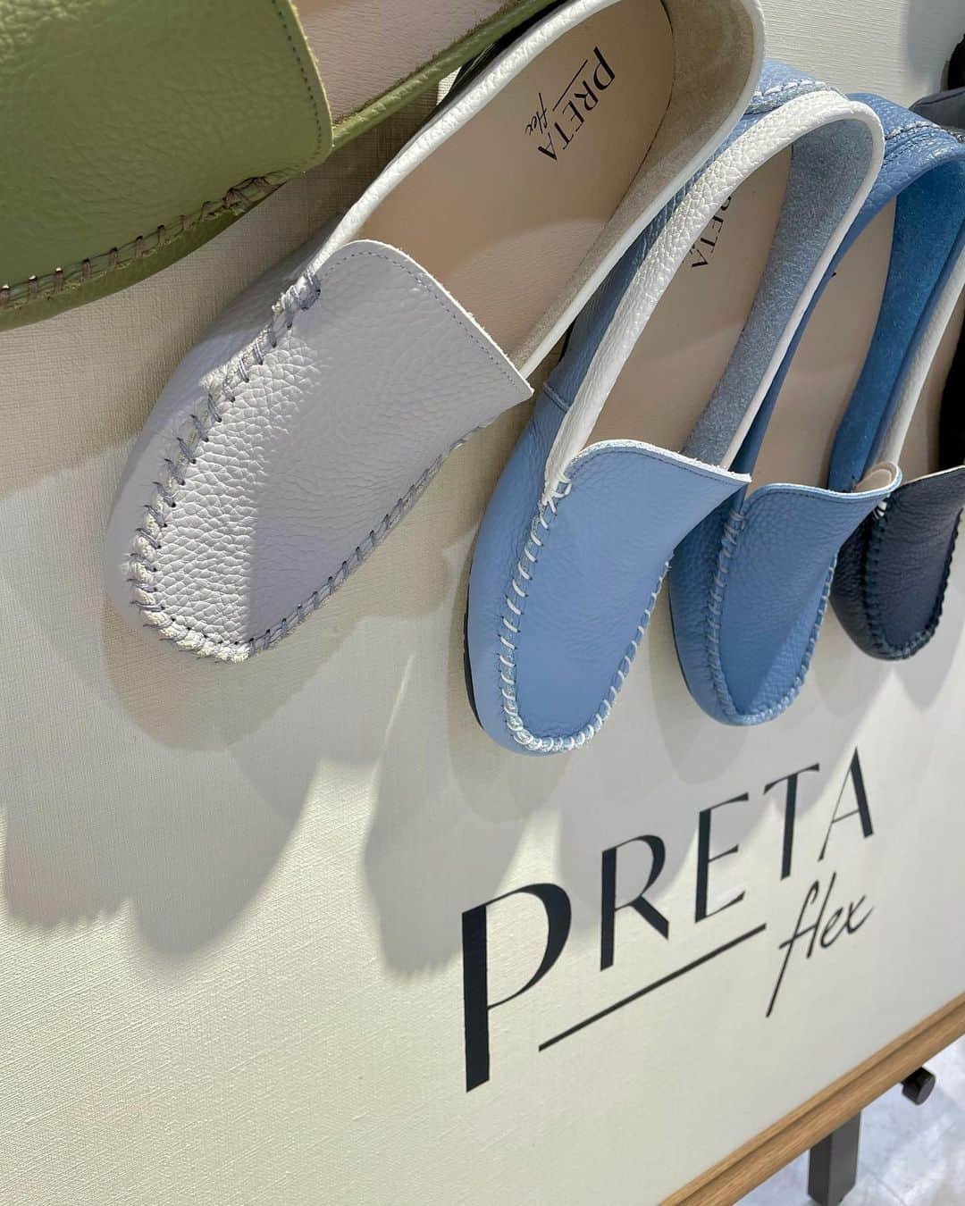 吉山りささんのインスタグラム写真 - (吉山りさInstagram)「✨✨✨  『PRETA-flex』プレタフレックス🥿さんの期間限定店へ🥳  （イベントに行かない私が行ってしまうほど👠💕笑）  ✨✨✨ 本日 3月3日～3月8日まで 📍『立川伊勢丹』2階に出店中〜💗  ✨✨✨ 立ち寄るお客様が殆ど買って行かれてました😍  わたしも魅了された1人ですけどね🥰💕  カラーが豊富なのも惹き付けます💗  前回はゴールドだったので  今回はバイカラーと決めてました😍  3色あったので履き比べ〜💕  写真 ①この靴のPOP看板がオシャレ👏🏻 ②累計13万足売った実績！←それわかる😍 ③私が前回買ったゴールド ④今回悩んだバイカラー ⑤入口 ⑥こんなに柔らかいのにしっかり＆軽い ⑦⑧⑨試し履き中〜🥿 ⑩回る動画🥿💕  試し履きだけで着せ替えしてみたいで楽しい💓   #プレタフレックス #pretaflex  @preta_flex #モカシン #モカシンコーデ #コーデ #instafashion #シューズ #靴 #shoestagram #shoes #moccasins #ファッション #fashion #fashiongram  #madeinjapan #japanese #オールシーズン #履き心地抜群 #インスタファッション   #吉山りさ #フリーモデル #モデル  #photo #model  硬い』『重い』『痛い』  のイメージを  クルンと靴がえすシューズ🥿 是非お試しください💕」3月3日 18時14分 - oreorerisa