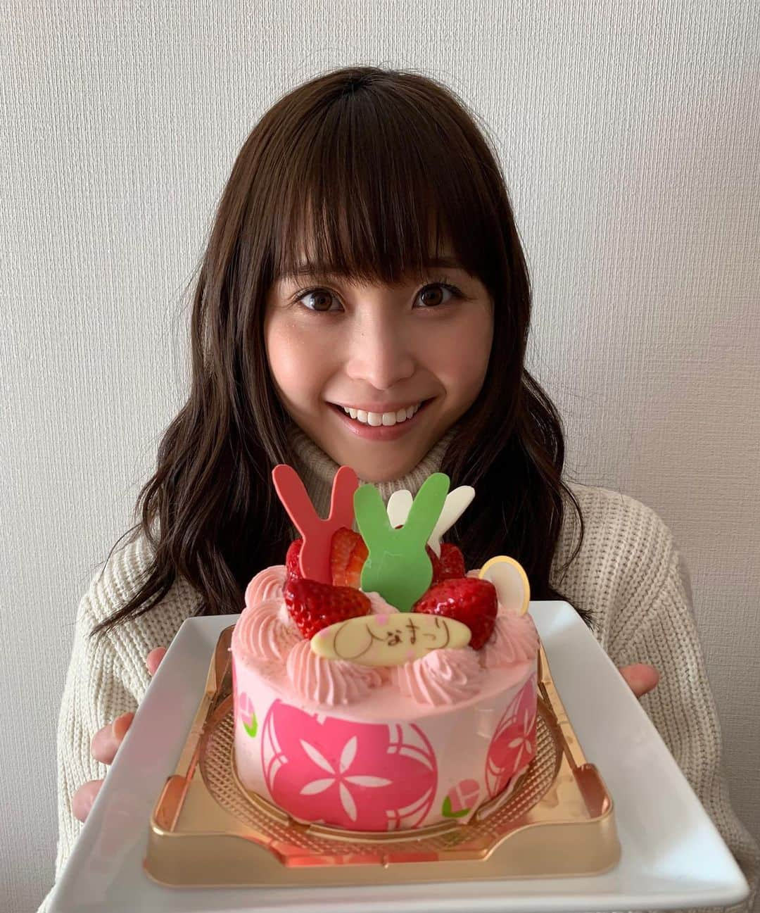 渡邊渚さんのインスタグラム写真 - (渡邊渚Instagram)「家に帰ったら、ひな祭りのケーキがありました🎂  ひな祭りといえば、17年前、当時3歳だった妹が7段の雛飾りの裏側の小さなスペースで遊んでいて、誤ってひな壇の骨組みごと壊し、7段すべて崩壊させた思い出があります。 何が起きたのかわからず、しばらく沈黙が続いた後、「ごめんなしゃーい」と響く妹の声が可愛くて、面白くて、今でも忘れられません😂 雛人形たちは首が取れたり、服が脱げたり大変なことになりましたが... そんなこんなで渡邊家にとっては、ひな祭りは思い出深い日なのです😊  #といいつつ、今朝はひな祭りであることを忘れてました #両親はあと何年ひな祭りのケーキを買ってきてくれるのでしょう #ひな祭り#🎎#ケーキ」3月3日 18時06分 - watanabenagisa_