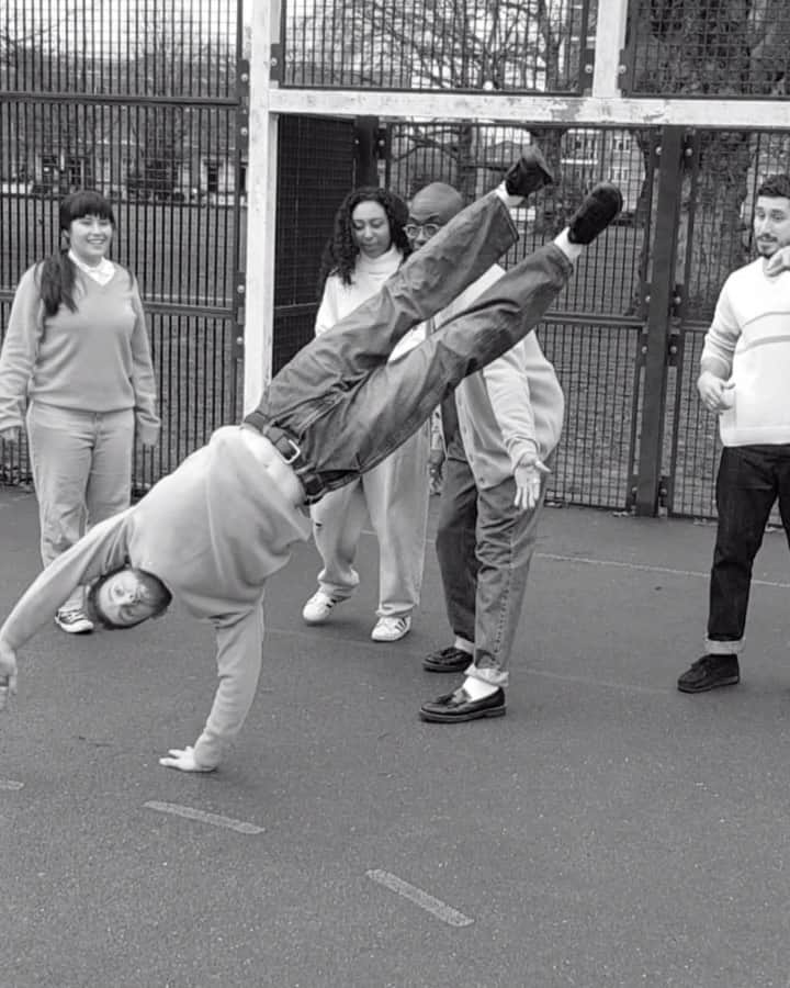 プリングル オブ スコットランドのインスタグラム：「Meet the Dancers of our newest capsule collection From the Archives: Volume 2. Liam is a B-boy originally from Edinburgh and now based in London. (1/3)  #PringleScotland #FromTheArchives #knitwear」