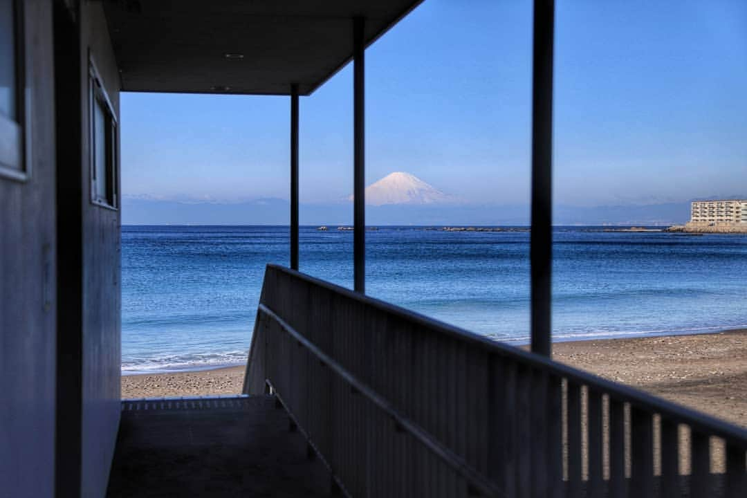 葉山町のインスタグラム：「- トイレのついでに見とれちゃう  #葉山歩き  #葉山 #hayama #一色海岸 ここは #絶景 の #公衆トイレ #富士山 #青空 #海 #海岸線 #IsshikiBeach #mtfuji #japantrip #緊急事態宣言 中の #リモートトリップ 今日は #ひな祭り #桃の節句 昔は #春を喜ぶ お祭りだったんだって #今後の投稿も春めいてまいります #今日もおつかれさまでした #明日からもまた頑張りましょう」