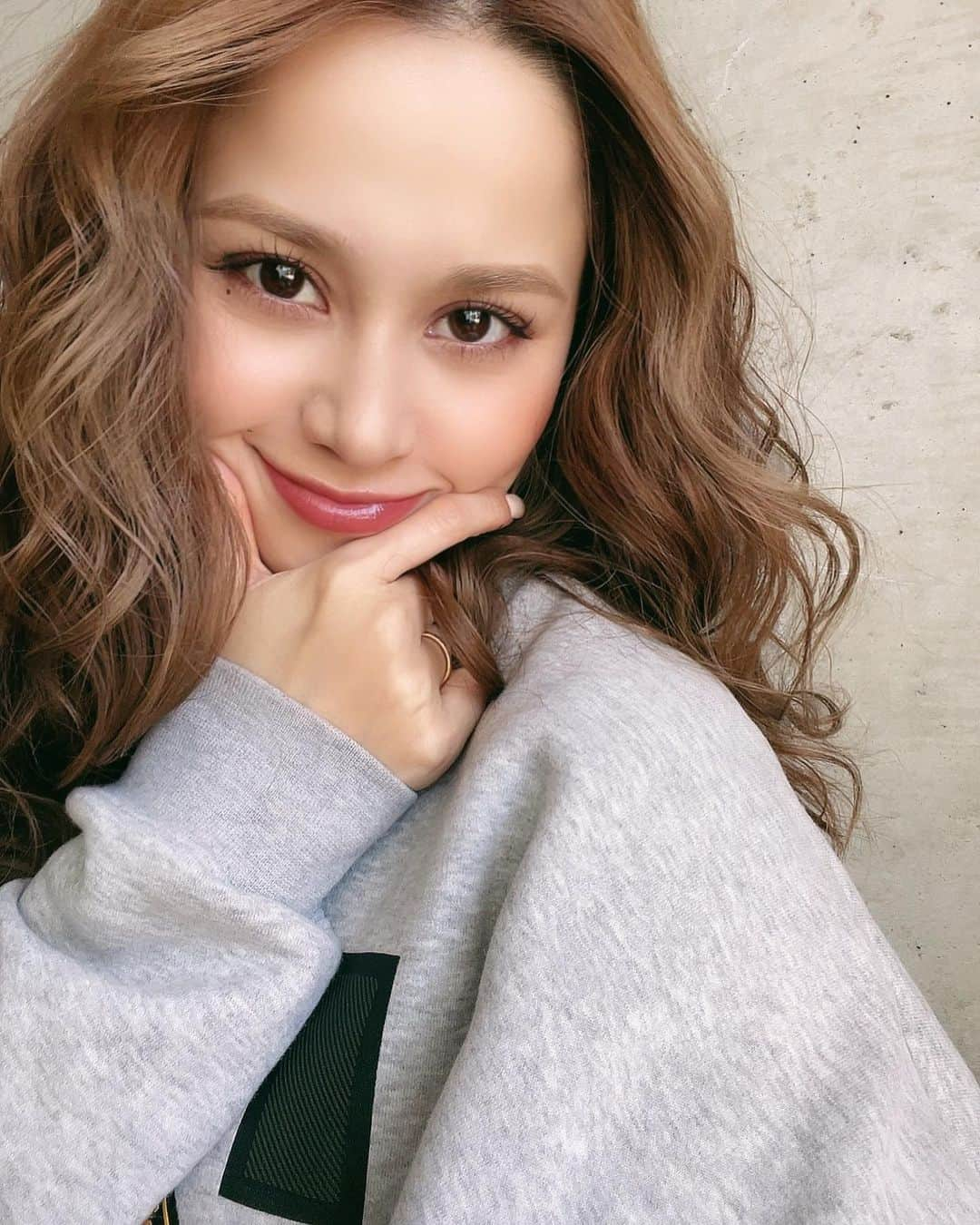 木下有希子さんのインスタグラム写真 - (木下有希子Instagram)「.  𝙏𝙤𝙙𝙖𝙮𝙨 𝙝𝙖𝙞𝙧🥳  かわいいでしょ？🤍 早く歯列矯正終わってくれ〜🥺  #hair #fashion #beauty #make #ヘアセット#ヘアアレンジ#巻き髪#メイク好き  #歯列矯正#歯列矯正女子#歯列矯正記録  #スウェットコーデ#アディダス#adidas」3月3日 18時19分 - ykk_1220