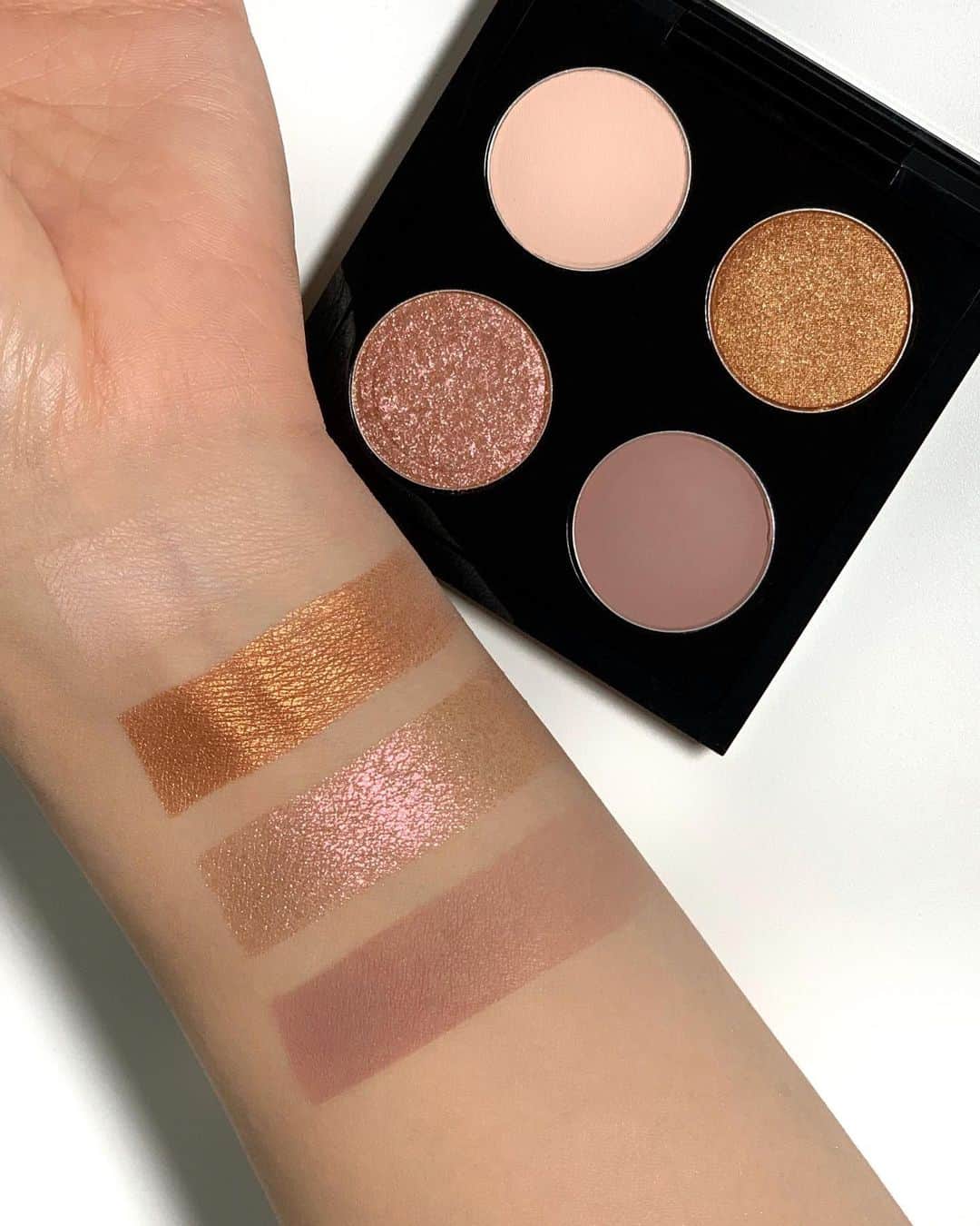 M∙A∙C Cosmetics Japanのインスタグラム：「【明日公式オンライン先行発売】  M·A·Cで人気のスモール アイシャドウが詰まったパレットが数量限定で登場✨ ㅤ ハイライトカラーやポイントカラー、さらに遊び心溢れるラメもあり💎様々なアイメイクを楽しめるパレットです🎨HOW TO＆仕上がりをスワイプしてチェック👉 ㅤ ■スモール アイシャドウ X 4: アイ(EYE) ラブズ メイクアップ (税込6,490円) ＜カラー＞ ☑︎オルブ: ソフトなピーチベージュ （サテン） ☑︎ジングル ボール ブロンズ: インテンス ブラウン(キラキラとした輝き)（ラスター） ☑︎チュチュ グッド: クロム ピンク(キラキラとしたゴールドパールの輝き)（フロスト） ☑︎ロイヤル ランデブー: ミュート ライト ブラウン（マット） ※アイシャドウレフィル４色とパレットが別になっております。レフィルをパレットに入れてお使いください。  *3月4日(木) 公式オンライン先行発売 ※午前10時発売予定。システムの影響により、多少前後する可能性がございます。何卒ご了承ください。 *3月5日(金) 全国発売」