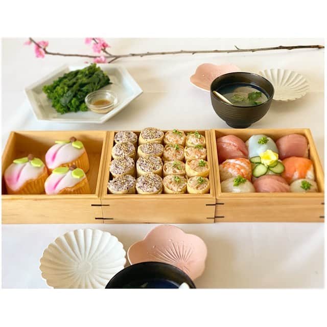 前田ゆかのインスタグラム：「三月三日🌸 桃の節句。  今年も長崎の桃カステラをお取り寄せ。 クルッと巻くお稲荷さんに手毬寿司を作ってひなまつりご飯です🎎  #ひなまつり #桃の節句 #桃カステラ　 #こもも #毎年お取り寄せ #maeyukareshipi #magasaki」