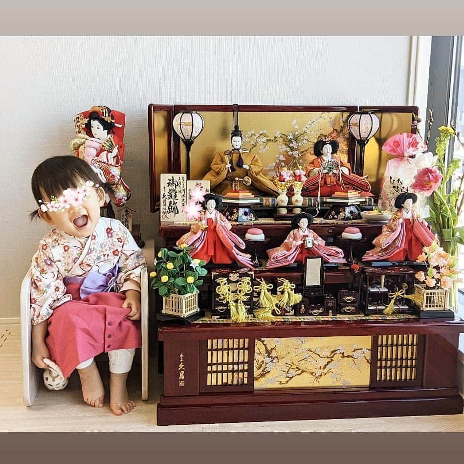 小野恵美のインスタグラム：「ひなまつり🎎  桃の節句🌸 おめでとう☺️  健やかな成長をお祝いしました👨‍👩‍👧  袴ロンパースは　@sweetmommyofficial  去年のサイズ小さくてギリギリ着せてます💦 本当に大きくなったね🥺💕☺️  #ひなまつり #ひな人形 #桃の節句 #お祝い #おめでとう #女の子ママ #女の子ベビー #1歳 #1歳女の子 #育児 #子育て #袴ロンパース」