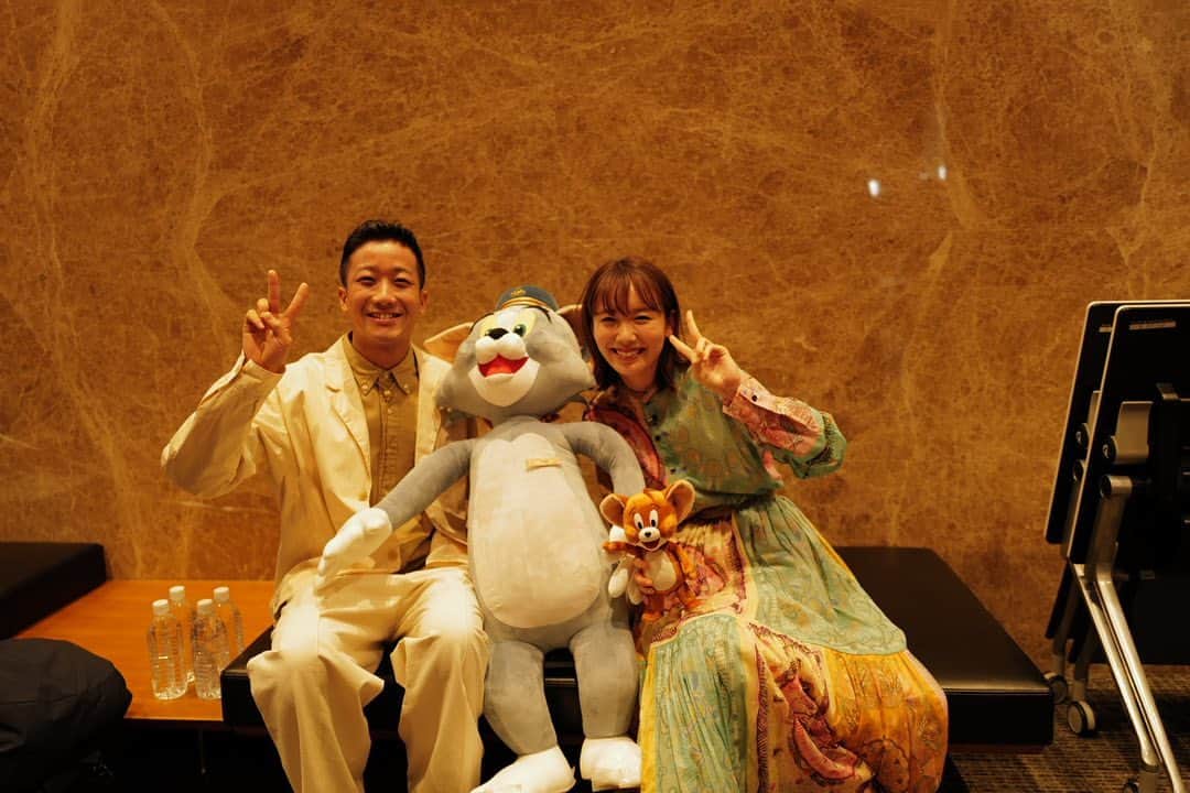 飯豊まりえのインスタグラム：「瑛人くんと 映画トムとジェリーで まさかの再会しました！😭👏🧀  主題歌とゲスト声優という形で またお仕事ご一緒することができて とっても嬉しかったです♪  瑛人くんの 生歌ステージかっこよかったですし 相変わらず 素敵な人柄とニコニコ笑顔でした☺️☺️✨  プレミヤ試写会の模様が 21時から 公式アカウントから配信されます @tomandjerry_jp  #トムとジェリー #僕はバカ」