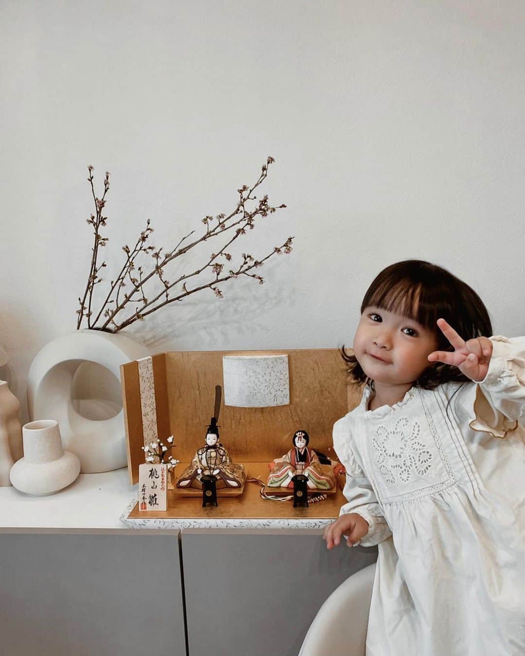 孫きょうのインスタグラム：「ひな祭り🌸 5枚目見ると成長したねぇ〜🥺✨  女子力が毎日すごいこの頃。 私のことも褒めてくれるし、 かわいいかわいいと褒め合ってる←  素敵な女の子になってね💘  2枚目はtiktok見てるれおから教えてもらってたww  指くさピース✌🏽笑  あと髪を先月、ボブにしたんだ！ 二つお団子にも結べる長さで、 ボリュームを出してもらうようなカットで。 外ハネセットにしたら私と一緒😏  もちろん @ryo_saltwater ご指名で✂️ 本人もボブ気に入ってて 「スサのちょっきん大好きぃ〜」だって😂👏🏻」